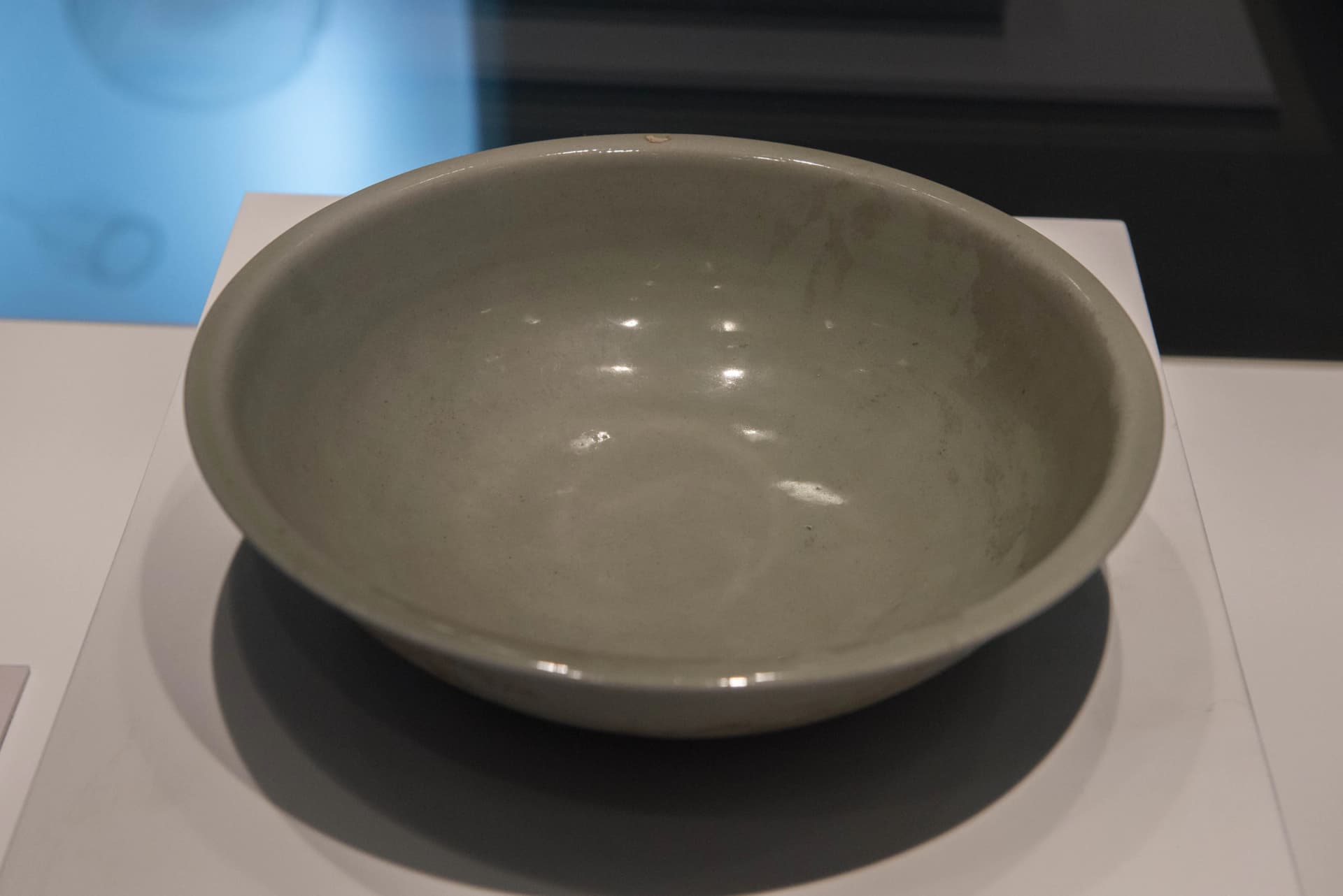 Secret-colour ware bowl associated with the Famen underground-palace collection