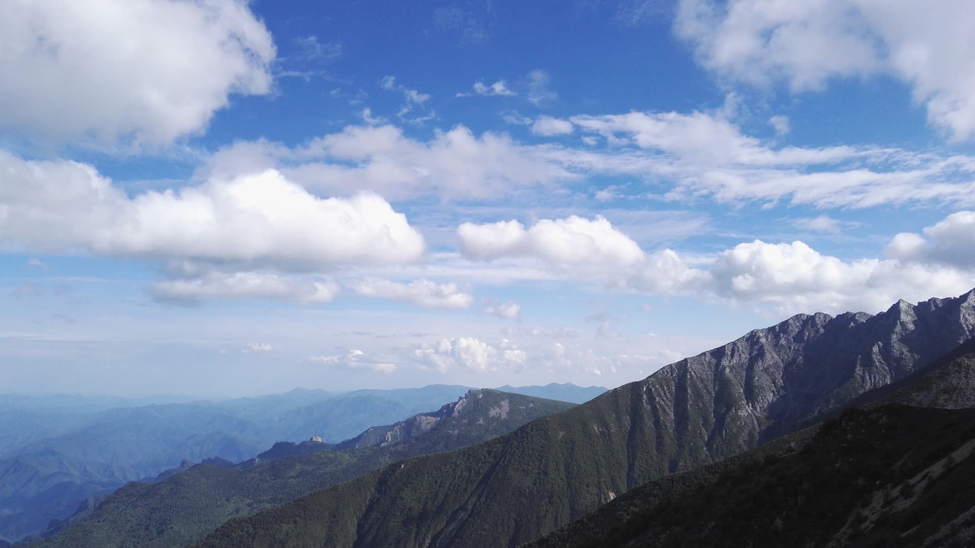 Cresta rocosa y laderas superpuestas del monte Taibai