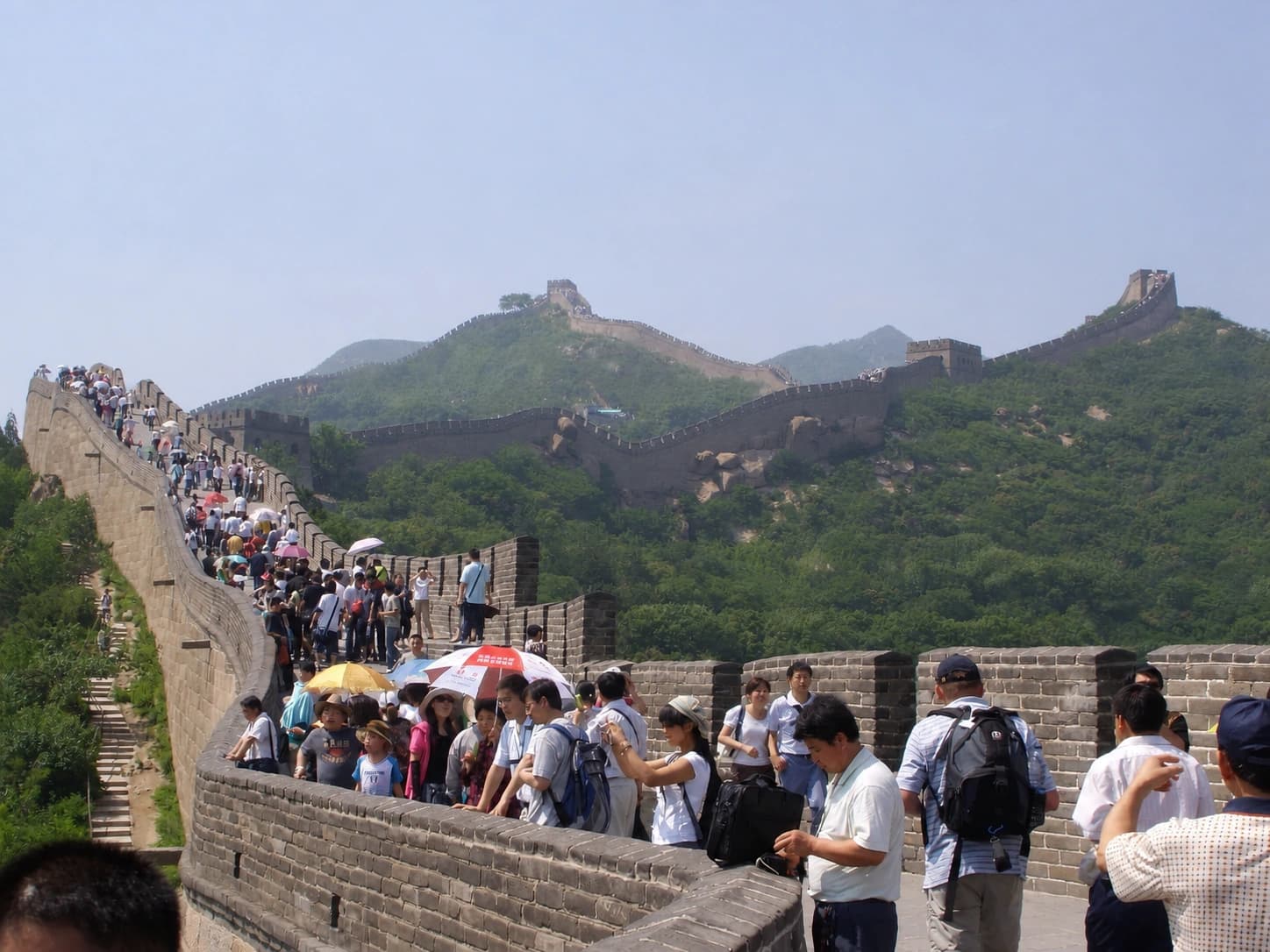 Vista panorámica de la Gran Muralla de Badaling durante la puesta de sol