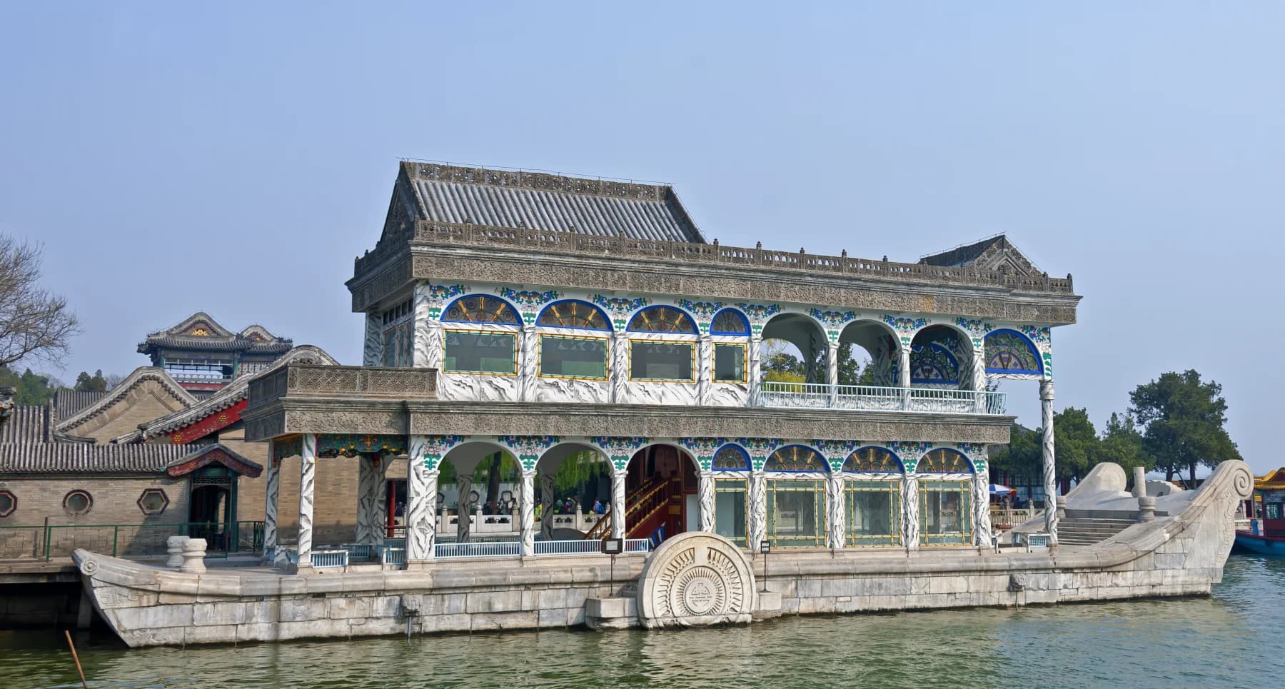 Pabellón de barcos de mármol en la orilla del lago Kunming