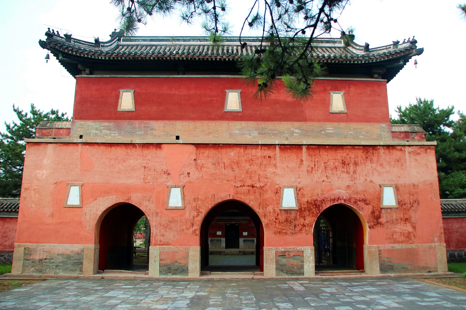 Three-arch gate at Anyuan Temple