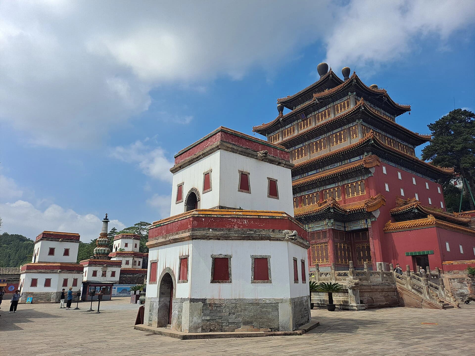 Pavilion and stupa ensemble inside Puning Temple