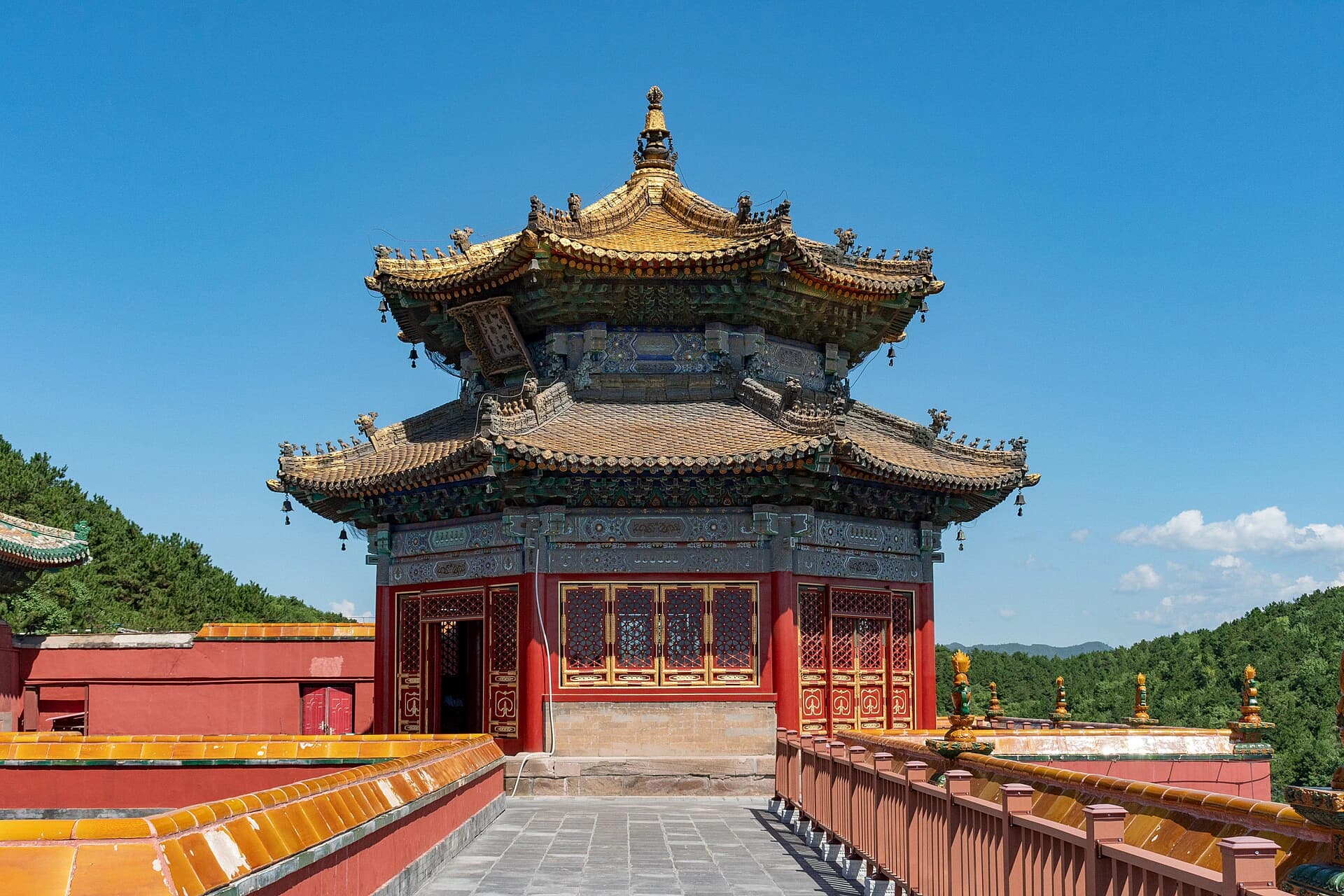 Wanfaguiyi Hall at Putuo Zongcheng Temple