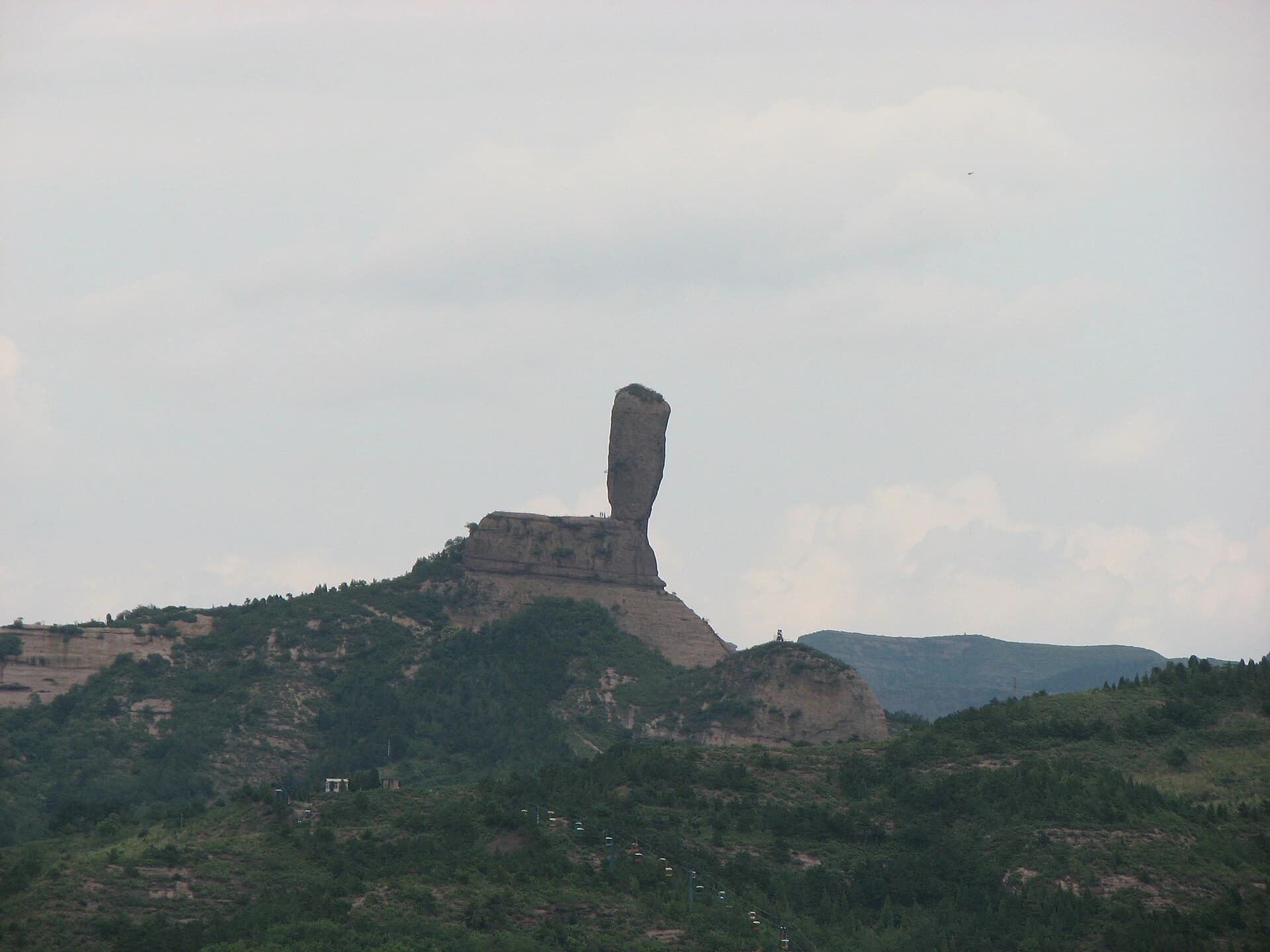 Pico Qingchui sobre su entorno montañoso