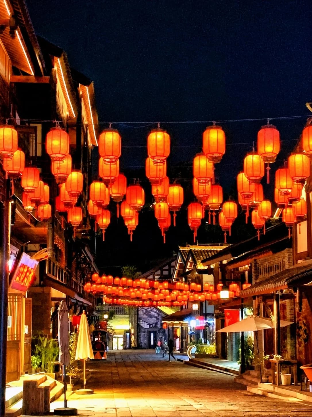 Vista nocturna de la ciudad antigua de Ciqikou