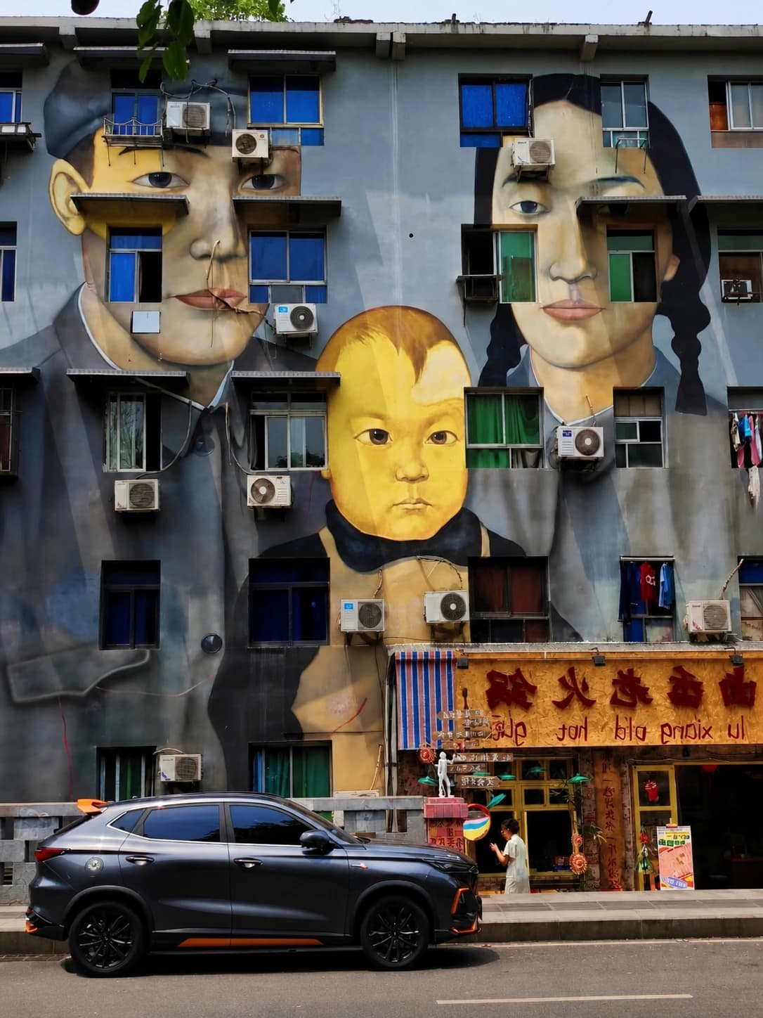 Murales artísticos en edificios de la Calle del Graffiti de Huangjueping