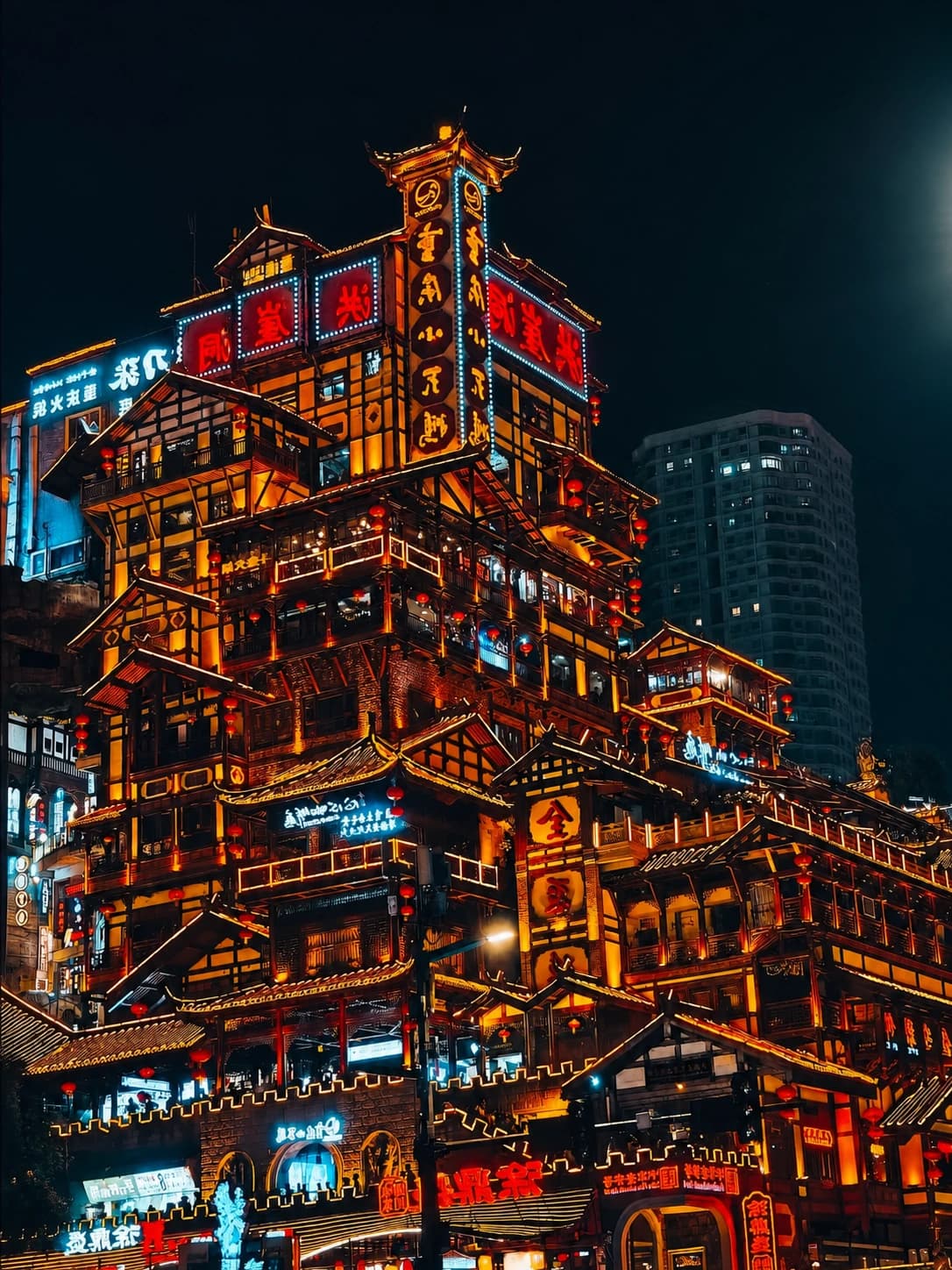 Vista nocturna de Hongya Cave
