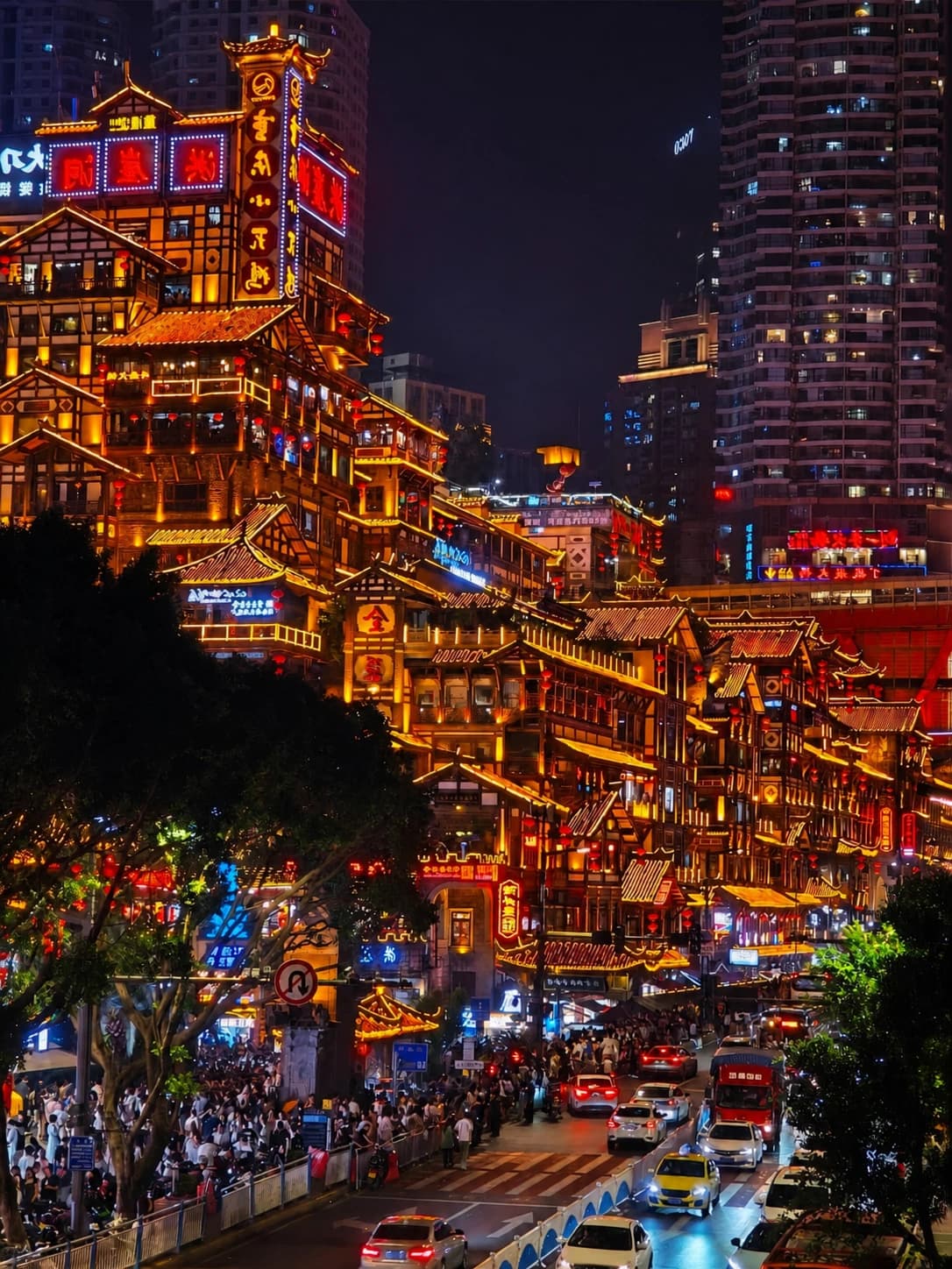 Vista nocturna de las calles de Hongya Cave