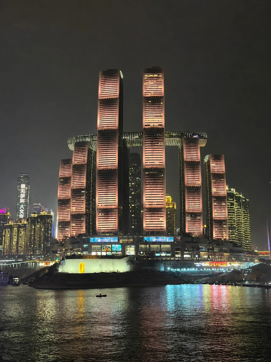 Vista nocturna de Raffles City Chongqing