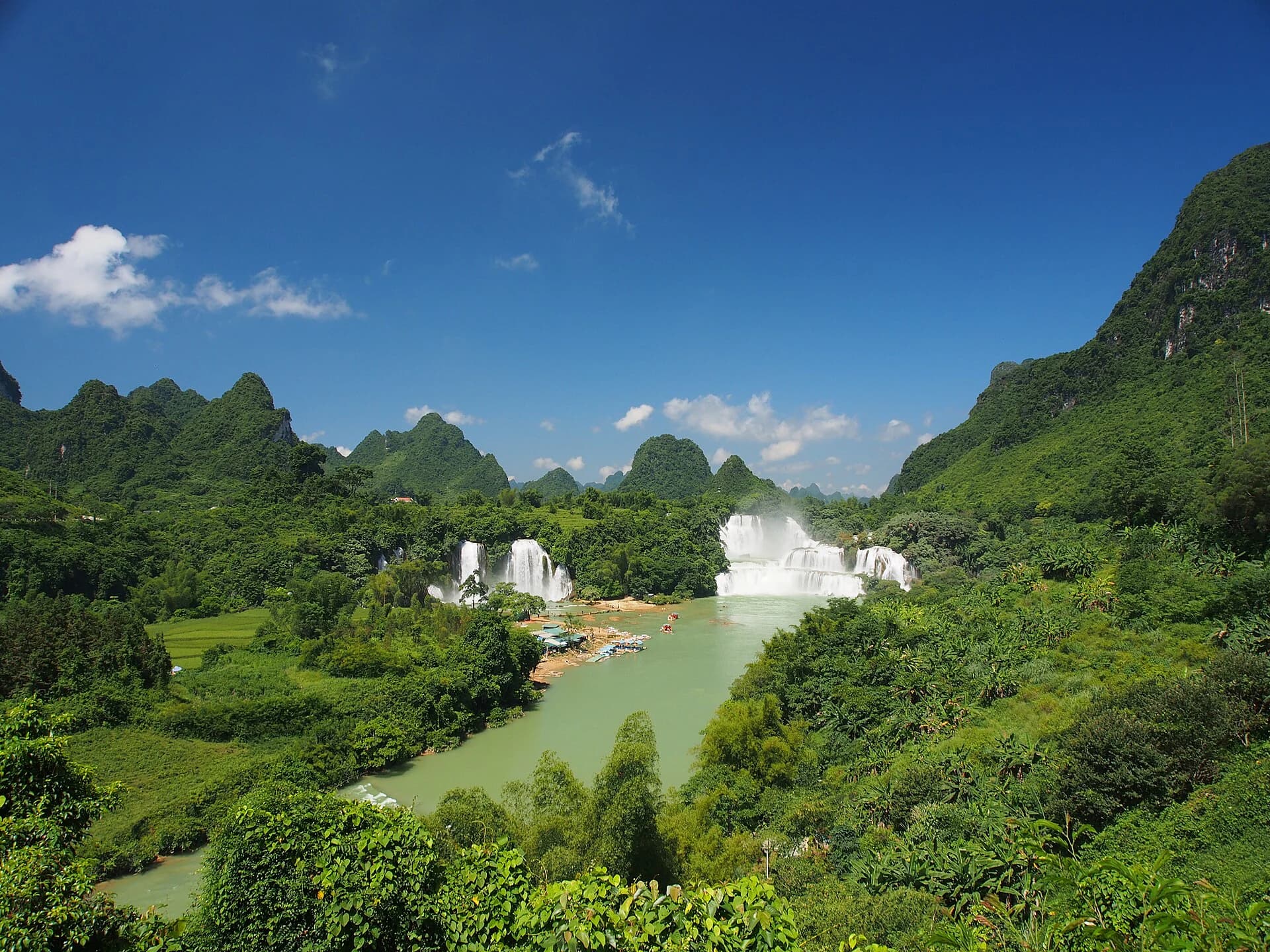 Panorámica amplia de la cascada Detian y el paisaje kárstico