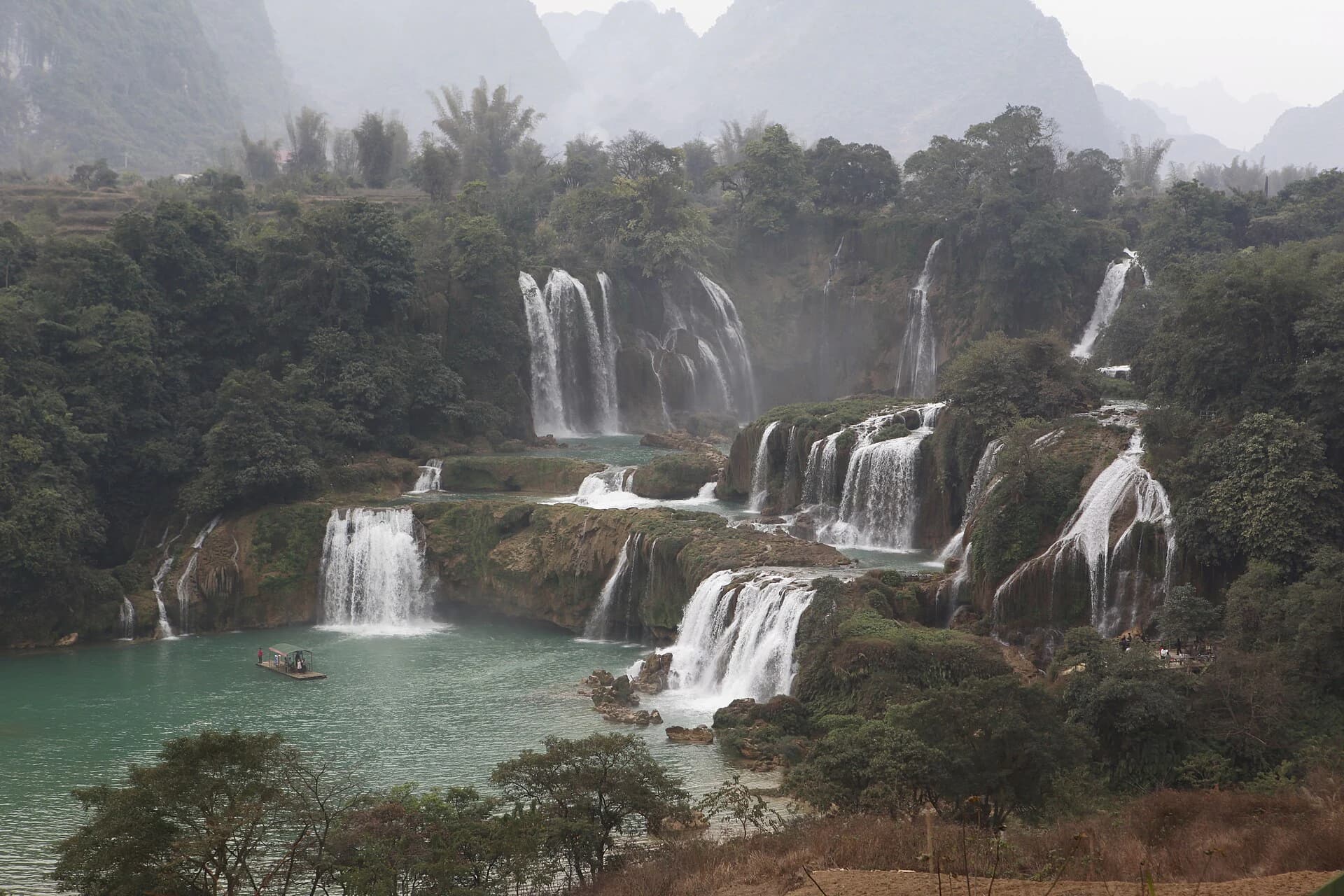 Amplios niveles de la cascada Detian en el paisaje fronterizo