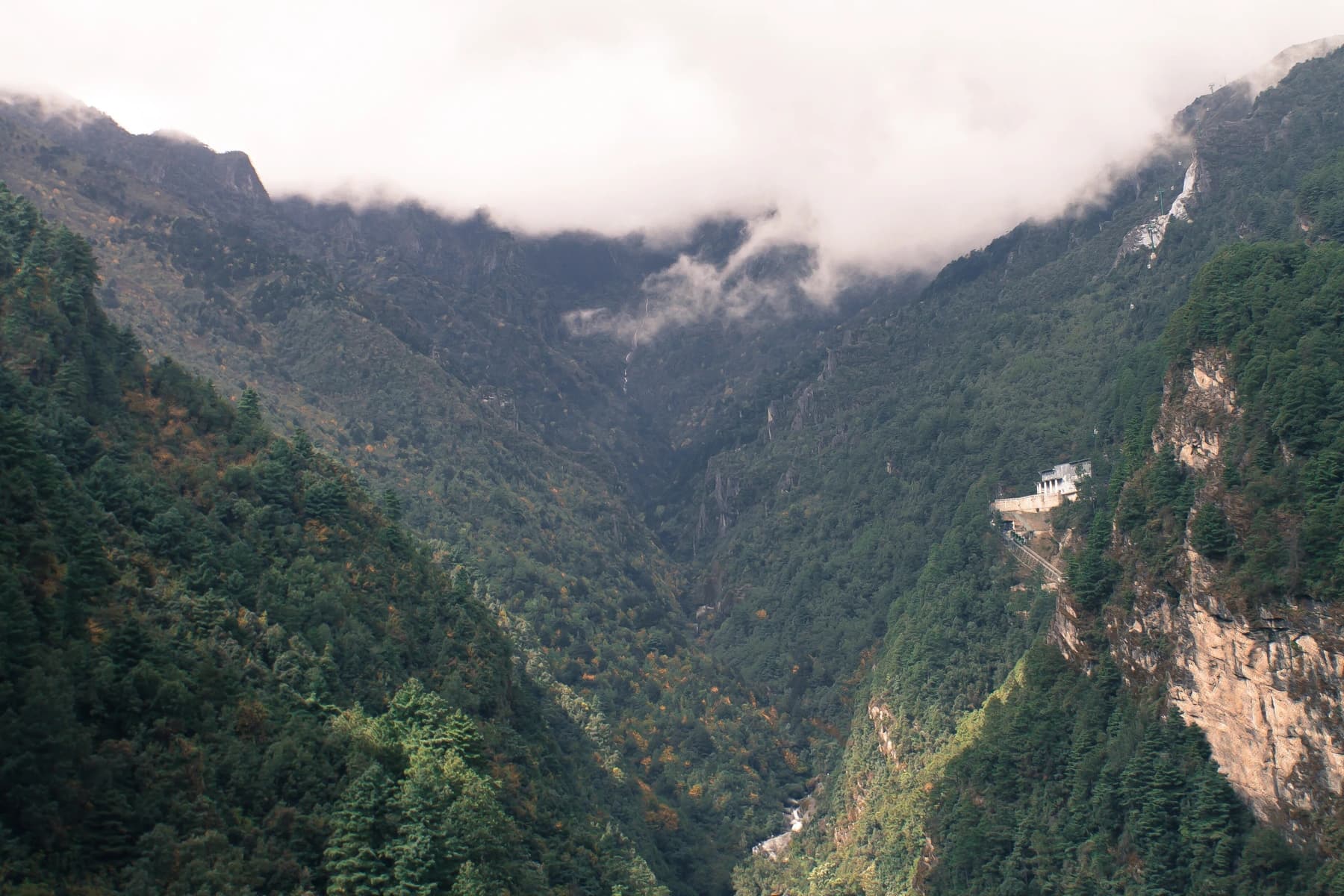 Vista amplia de la cordillera Cangshan al oeste de Dali