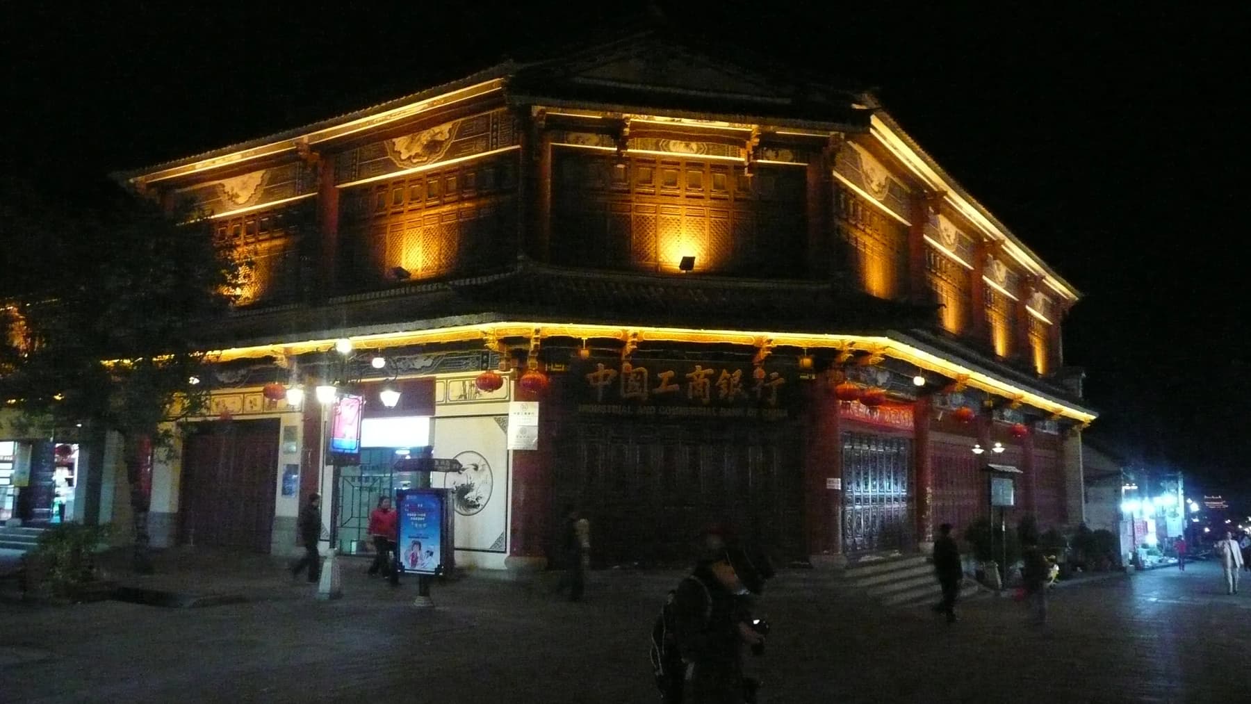 Callejón nocturno y tejados tradicionales dentro del casco antiguo de Dali