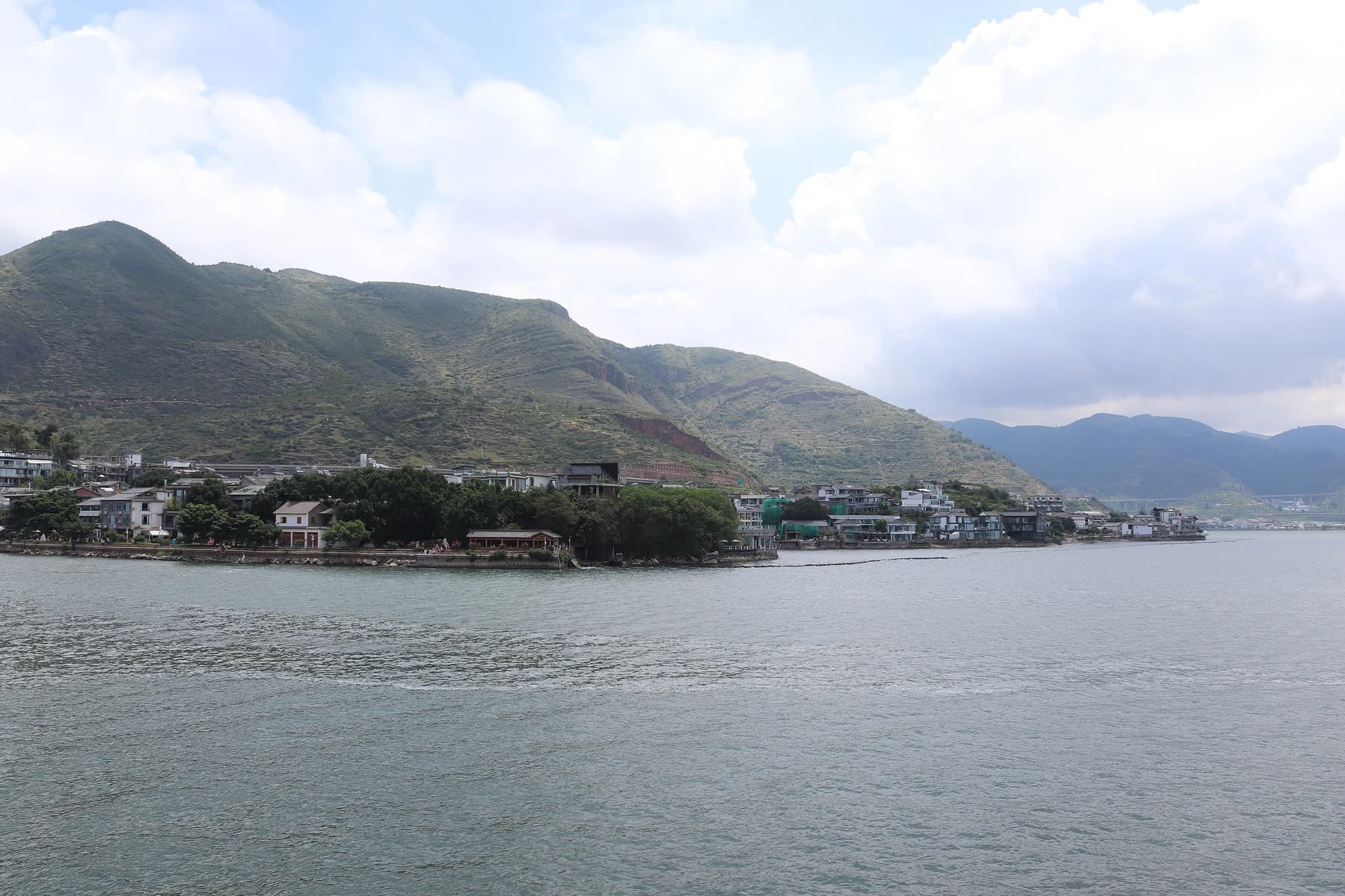 Lago Erhai y el asentamiento de Shuanglang en su orilla este
