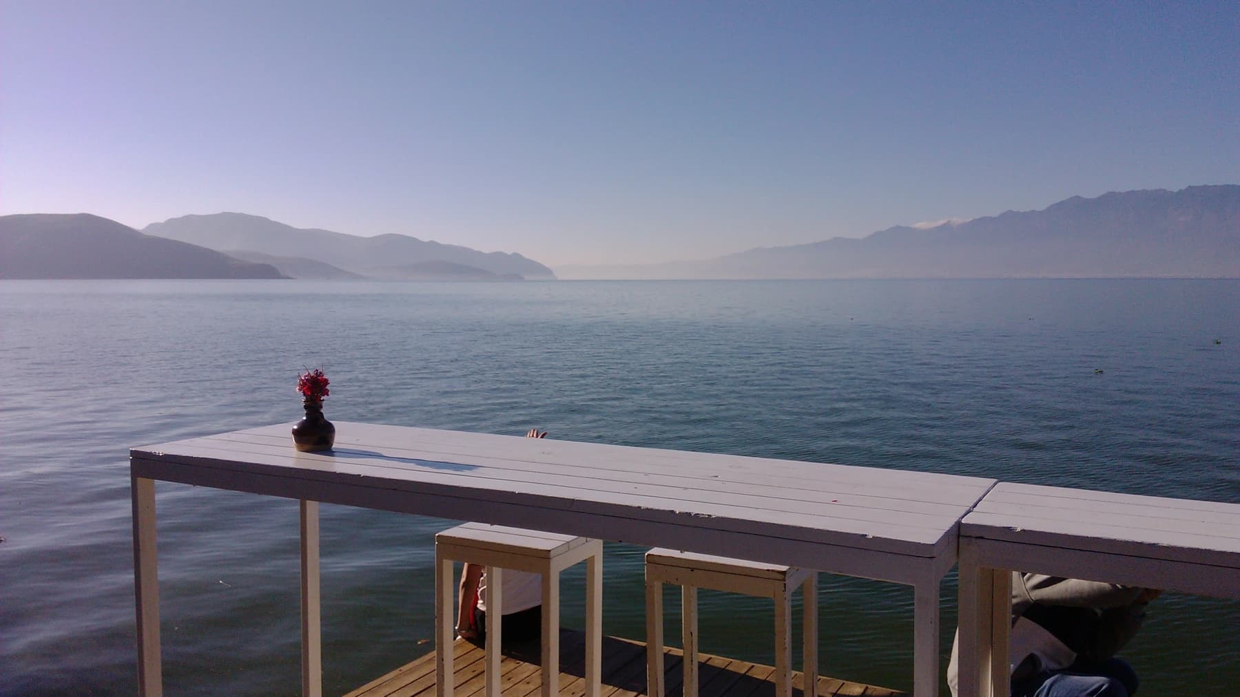 Vista abierta del lago Erhai desde el paseo marítimo de Shuanglang