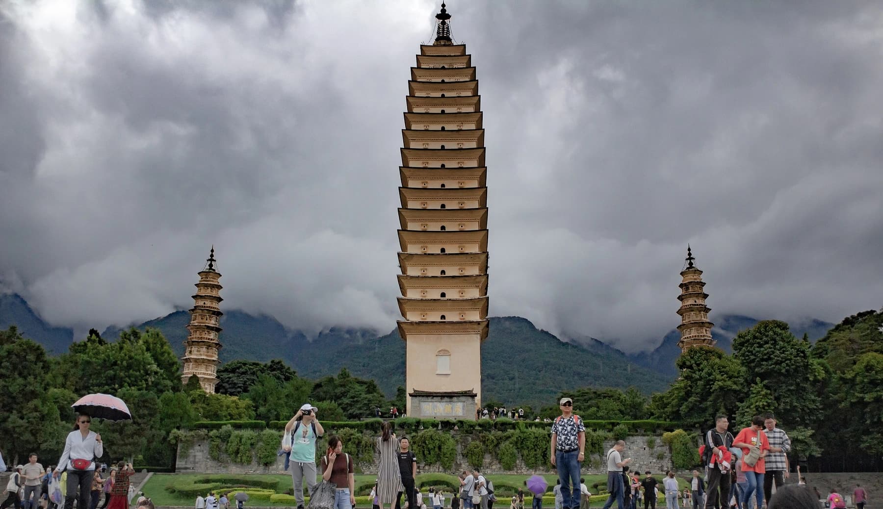 Vista frontal de las Tres Pagodas desde el acceso de los visitantes