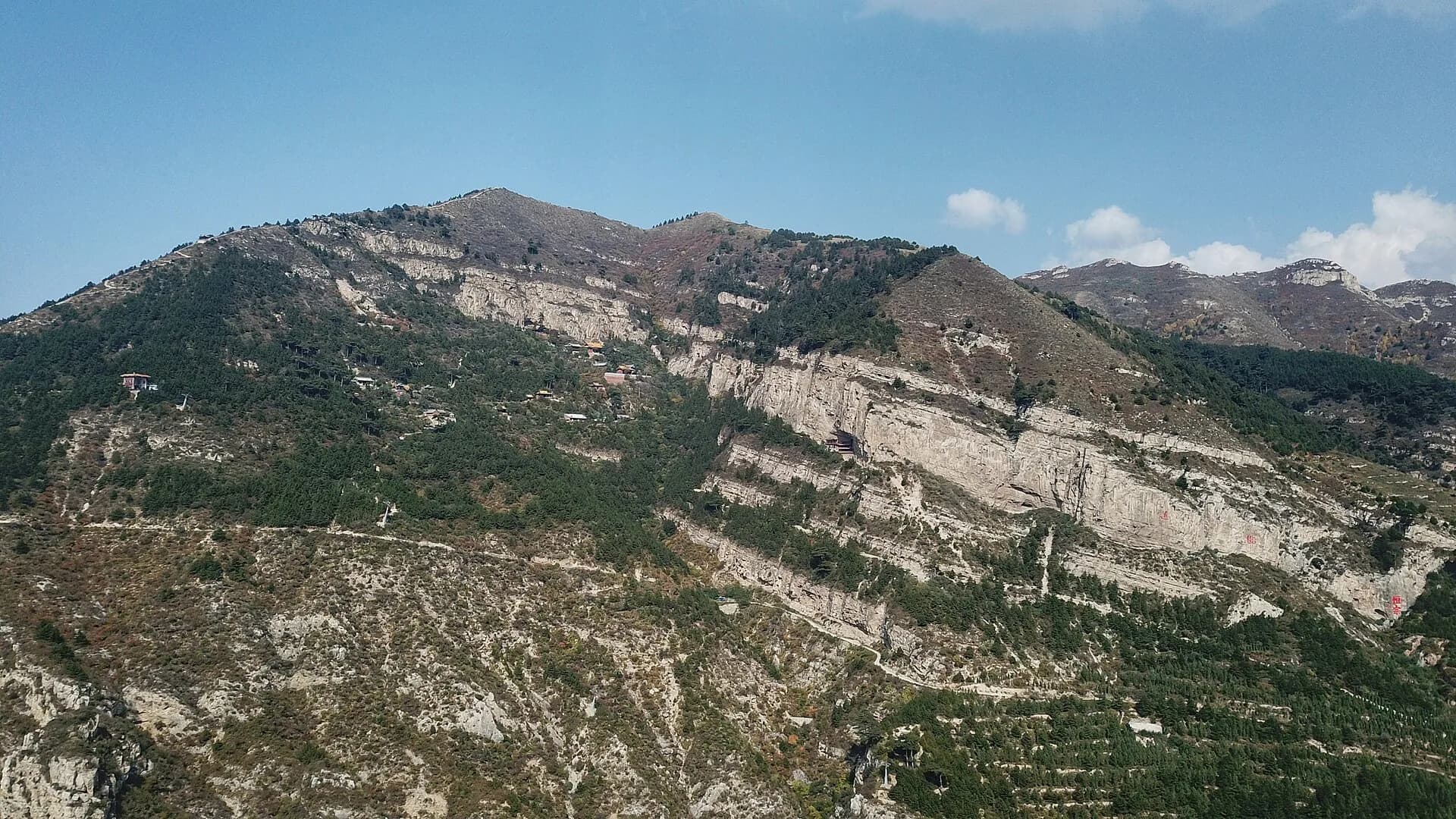 Crestas montañosas y ruta de templos en el monte Heng