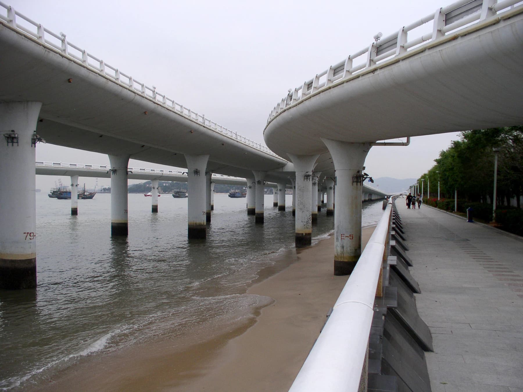 Carretera costera y puente a lo largo del litoral sur de Xiamen
