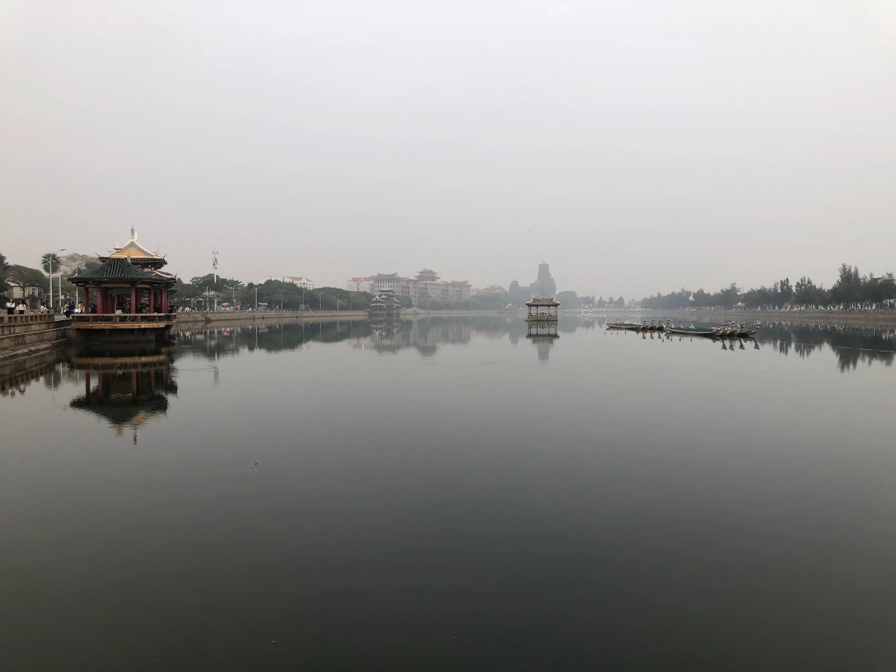 Estanque de los Botes Dragón y la arquitectura de Jimei que lo rodea