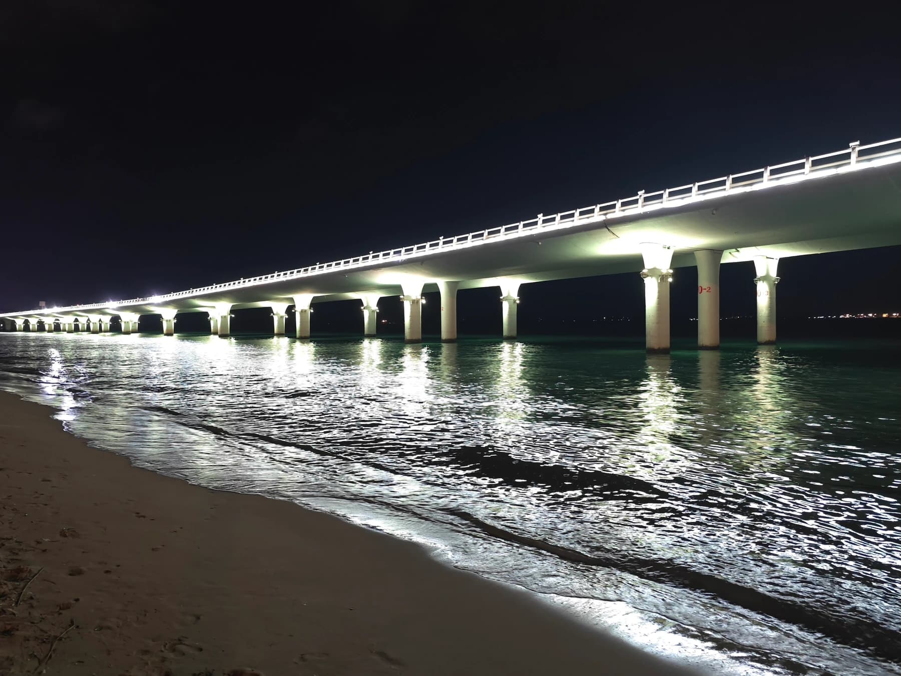 Puente Yanwu iluminado tras el anochecer