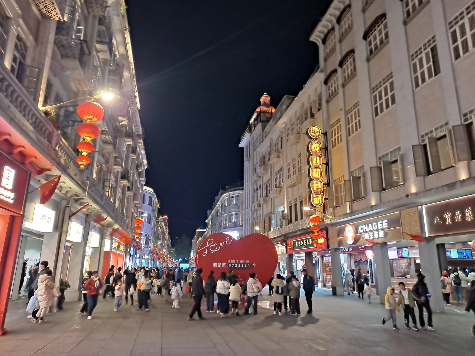 Vista a pie de calle de los edificios comerciales históricos de Zhongshan Road