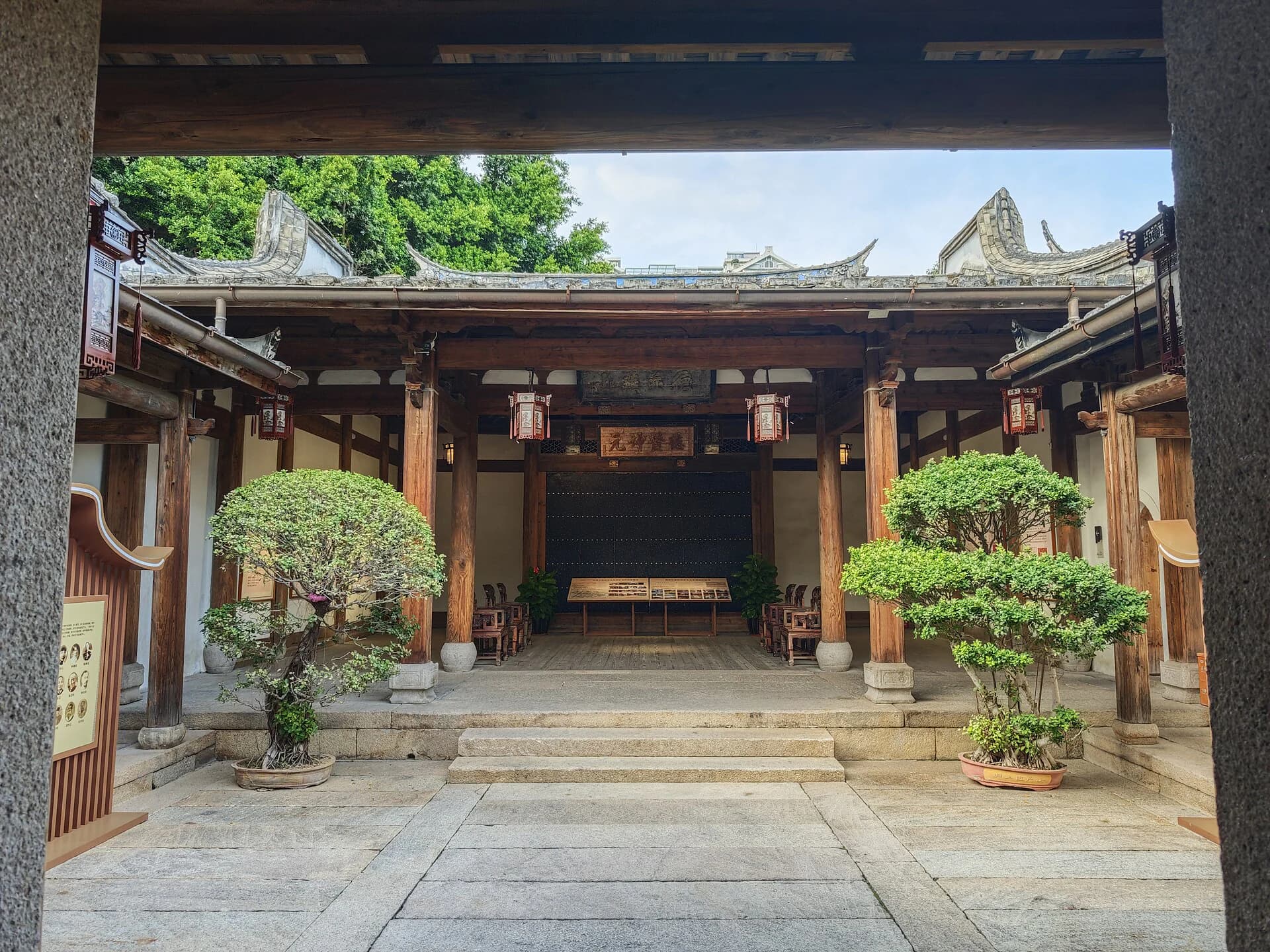 Courtyard architecture of the Yijinfang Water Pavilion Stage