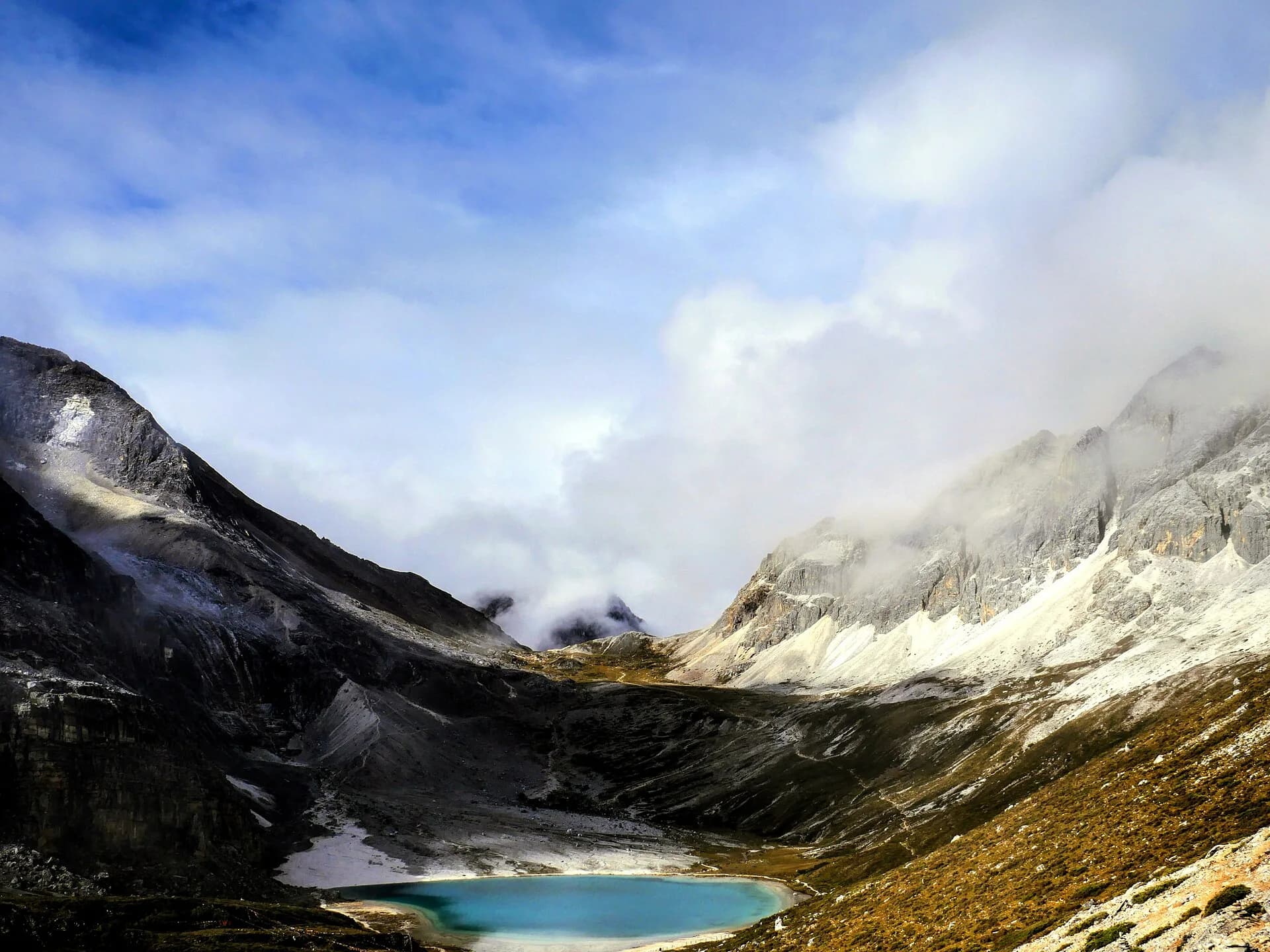 Cuenca de gran altitud alrededor de Milk Lake en Daocheng Yading