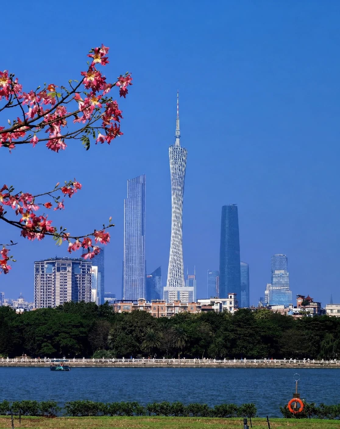 Canton Tower elevándose sobre el perfil urbano de Pearl River