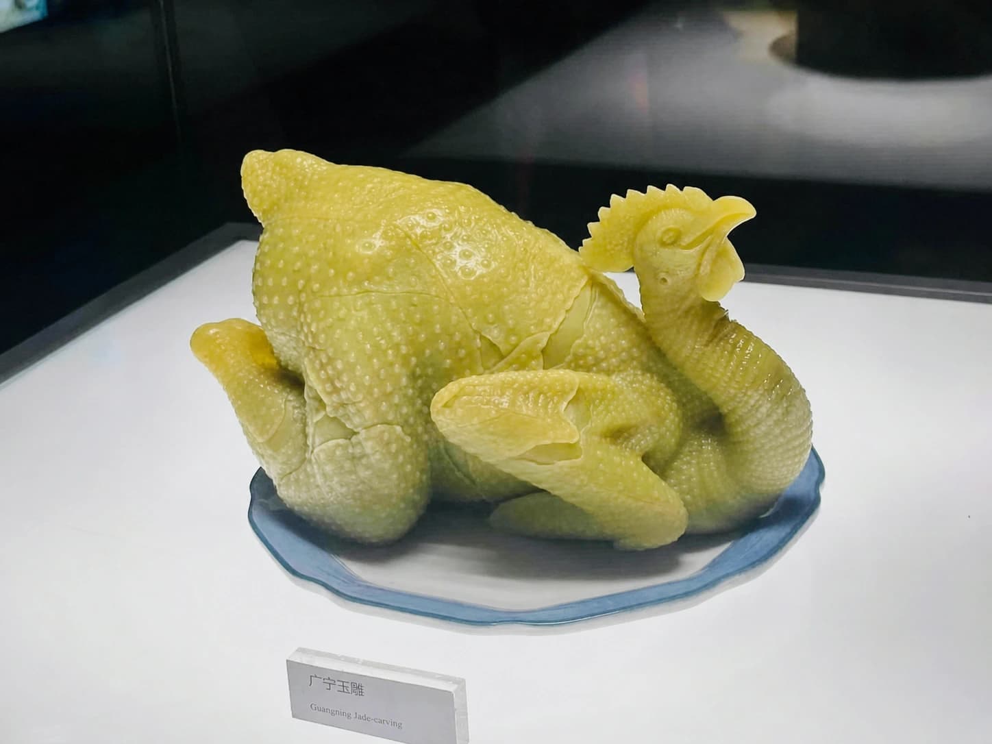 Talla de jade amarillo con forma de plato cantonés de pollo cocido al estilo cantonés