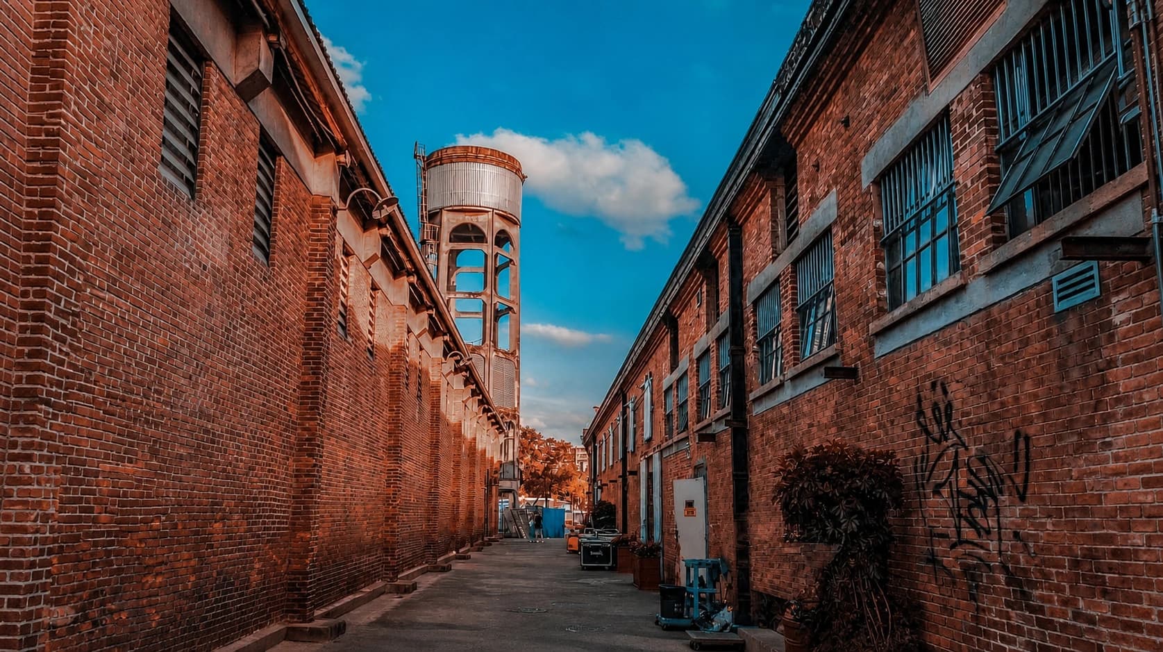 Almacenes históricos de ladrillo rojo y paseo marítimo de Taikoo Wharf en Guangzhou