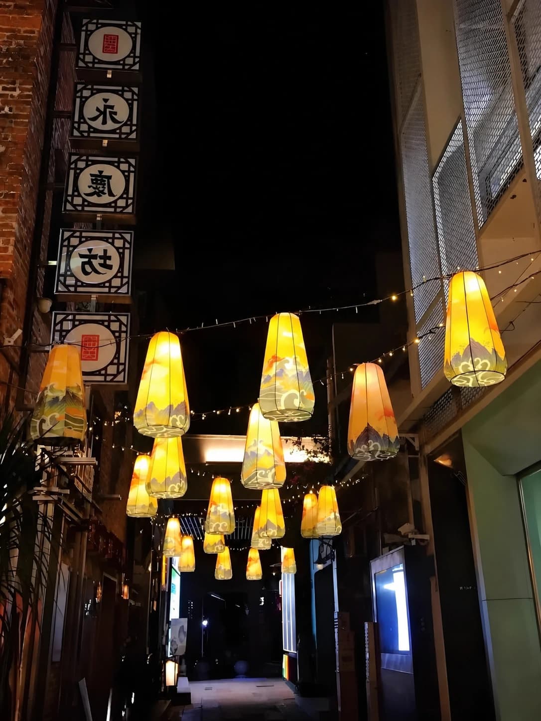 Vista nocturna de una calle de Yongqing Fang