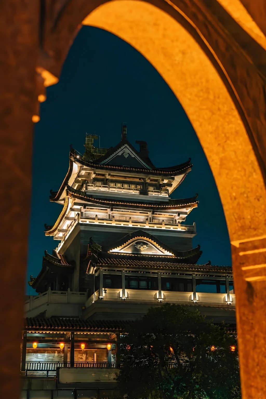 Vista nocturna de la arquitectura tradicional de Yongqing Fang