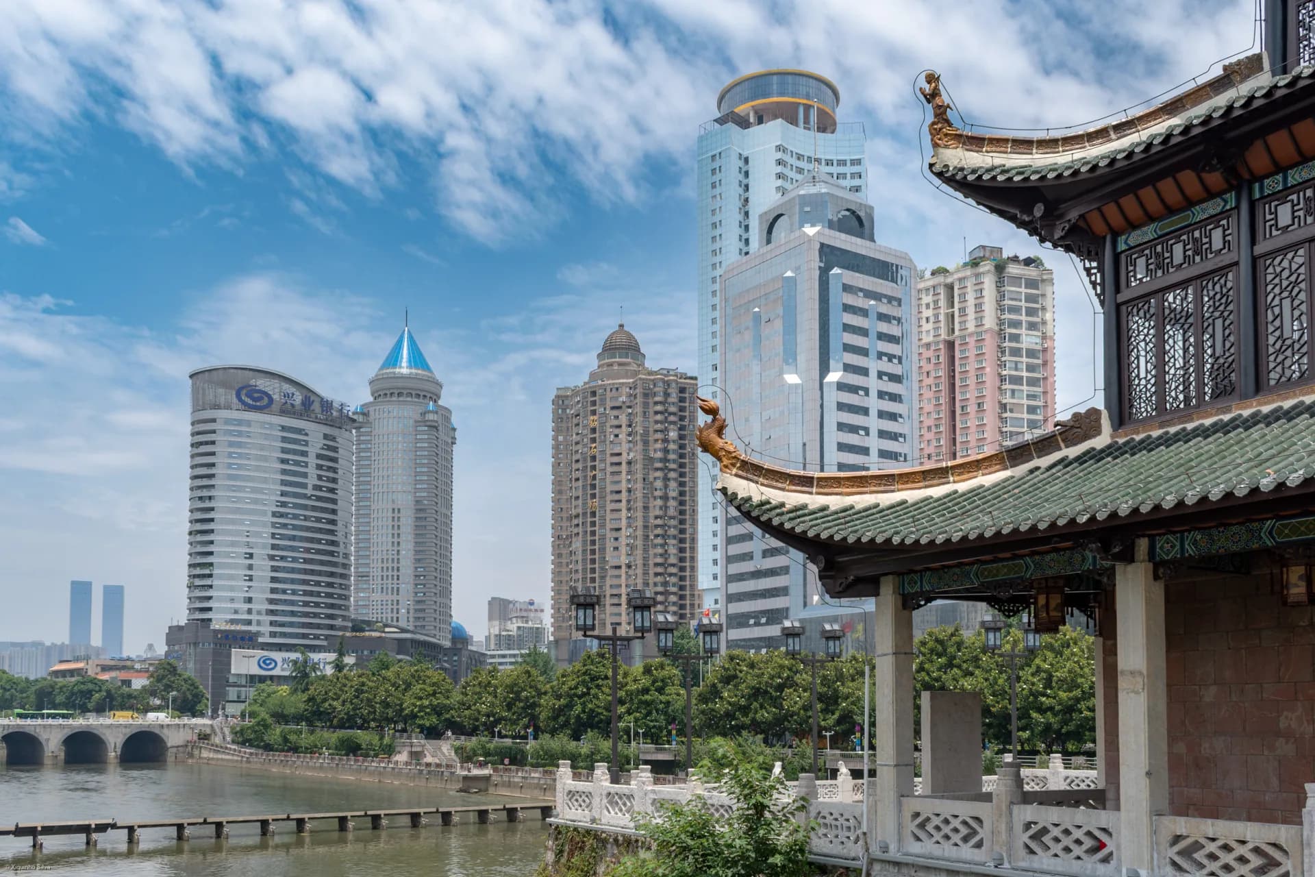 Jiaxiu Pavilion junto al río Nanming en Guiyang