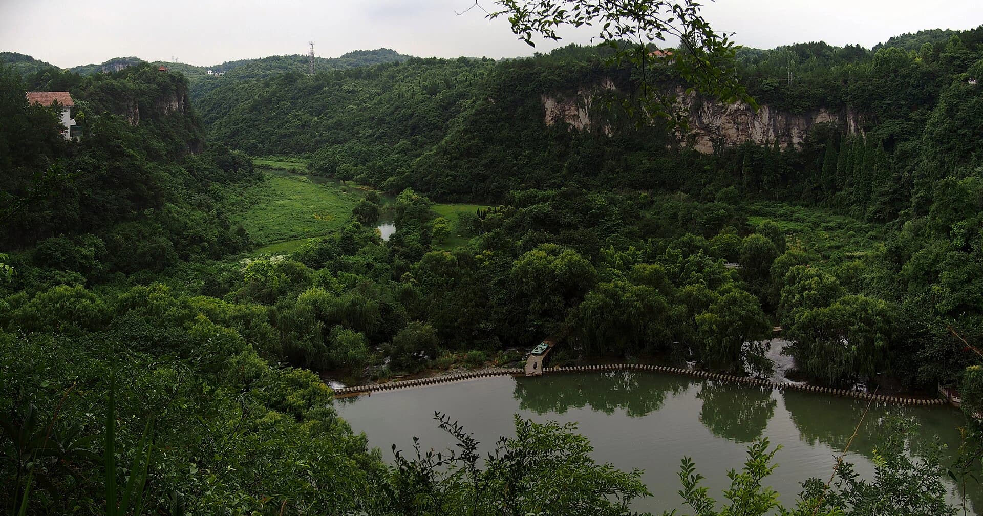 Tianhetan: ruta de cuevas, cascada y colas