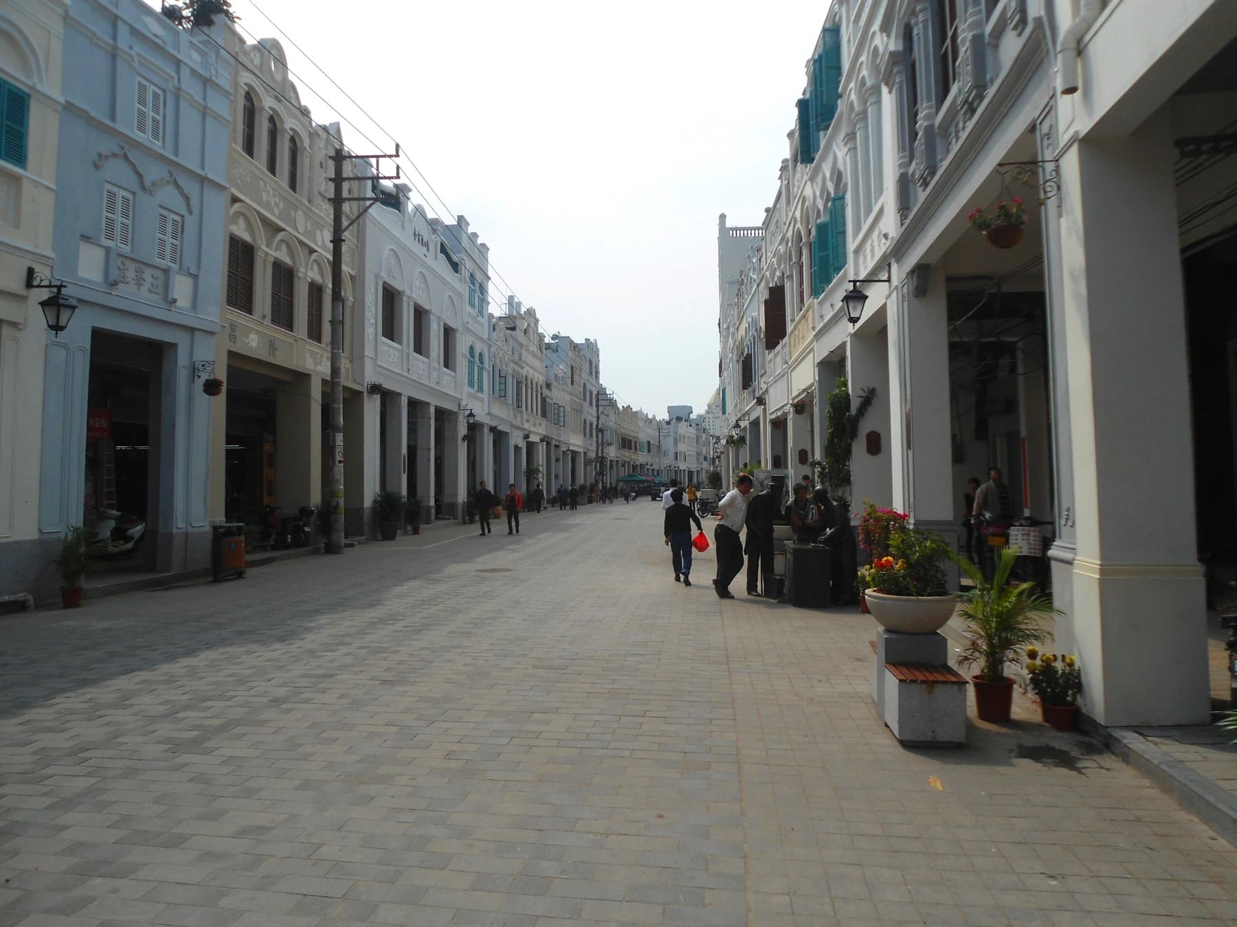 Perspectiva larga a través de la calle porticada restaurada de Haikou