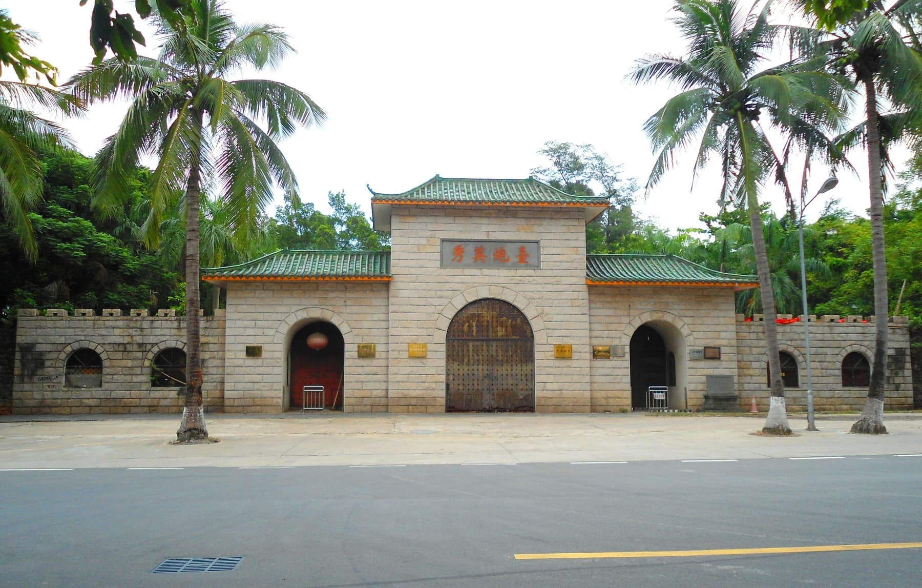 Puerta principal de Xiuying Fort bajo cocoteros
