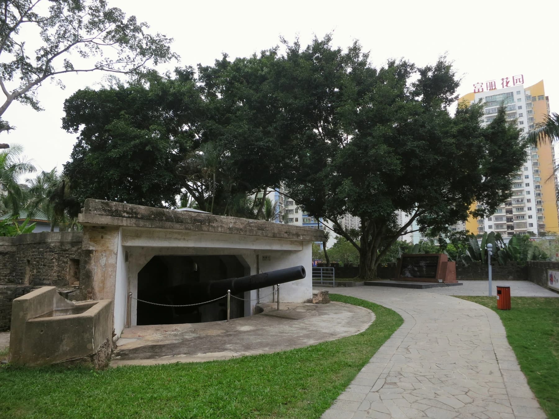 Arquitectura histórica de la entrada a Xiuying Fortress