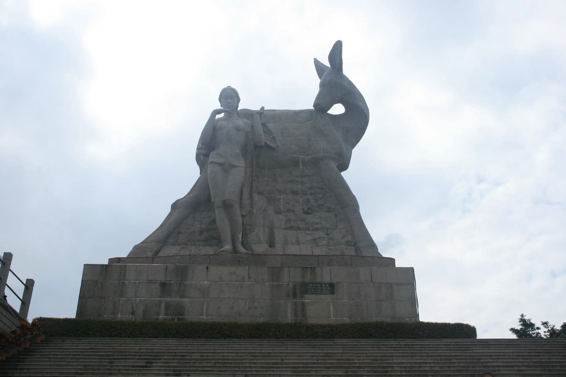 Escultura del ciervo que mira hacia atrás en Luhuitou Park, Sanya