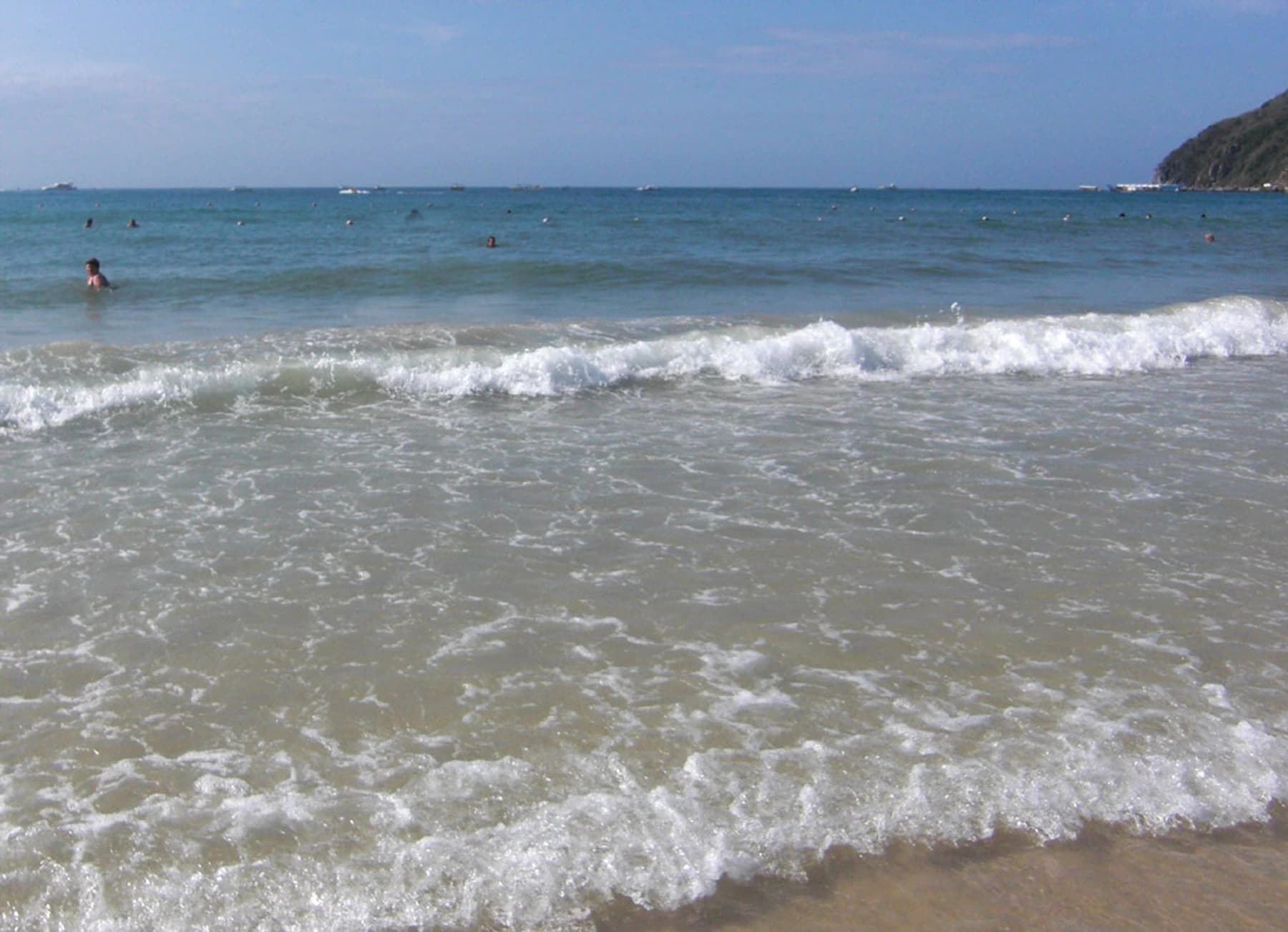 Playa de arena urbana y agua en Dadonghai, Sanya
