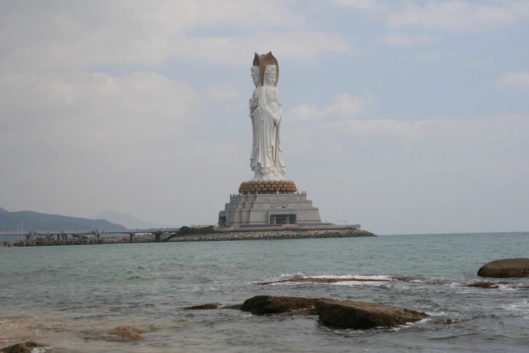 Vista frontal de la monumental estatua de Guanyin en Nanshan