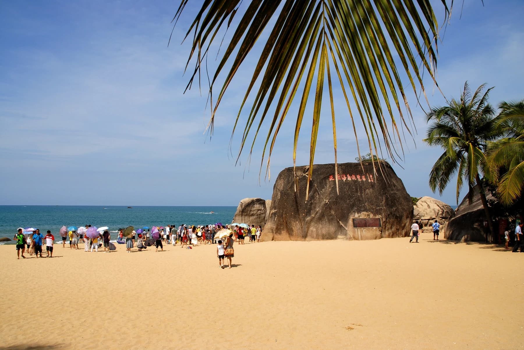 Costa rocosa bordeada de palmeras en Tianya Haijiao, Sanya