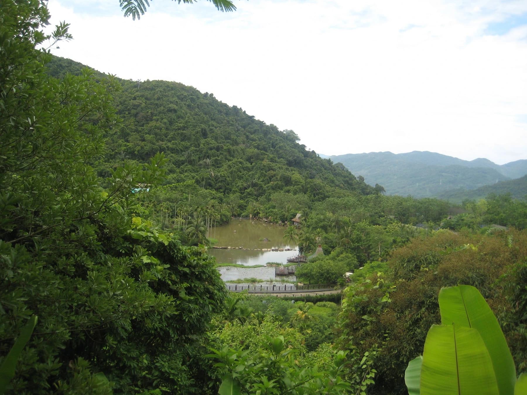 Colinas verdes y agua dentro del paisaje de la selva tropical de Yanoda