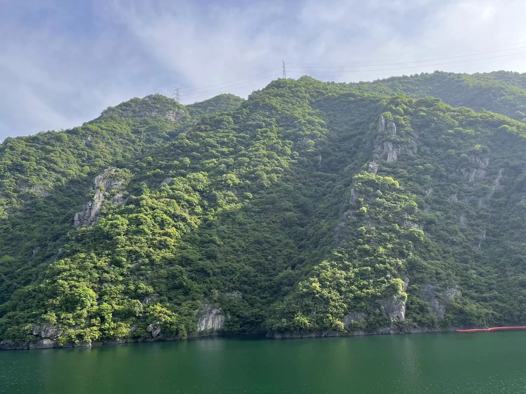 Agua del embalse y montañas en Shimen