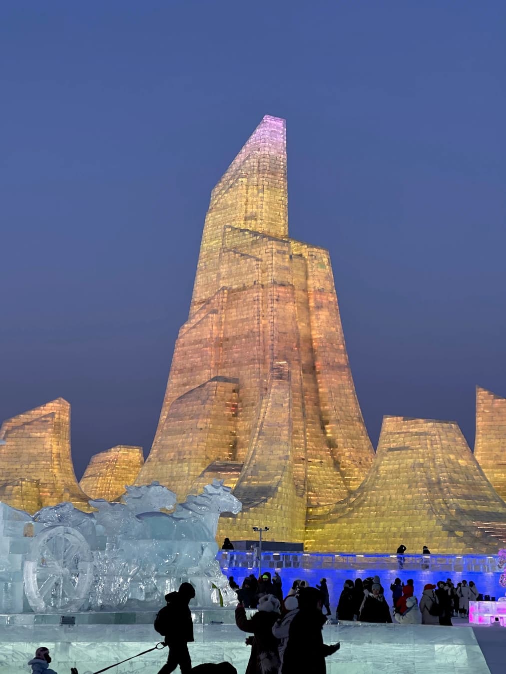 Estructura de hielo monumental iluminada en Harbin Ice and Snow World