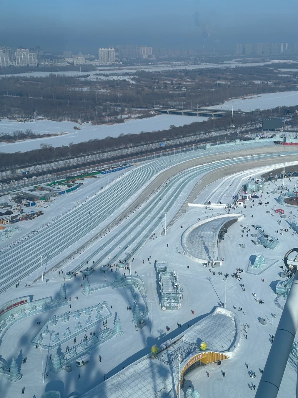 Gran área de toboganes de hielo en el festival de invierno 2026 de Harbin