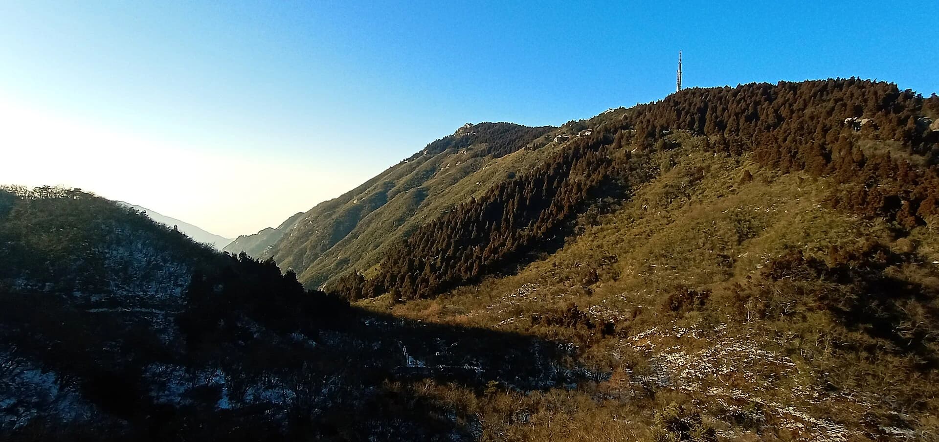 El paisaje elevado alrededor del pico Zhurong en Nanyue Hengshan