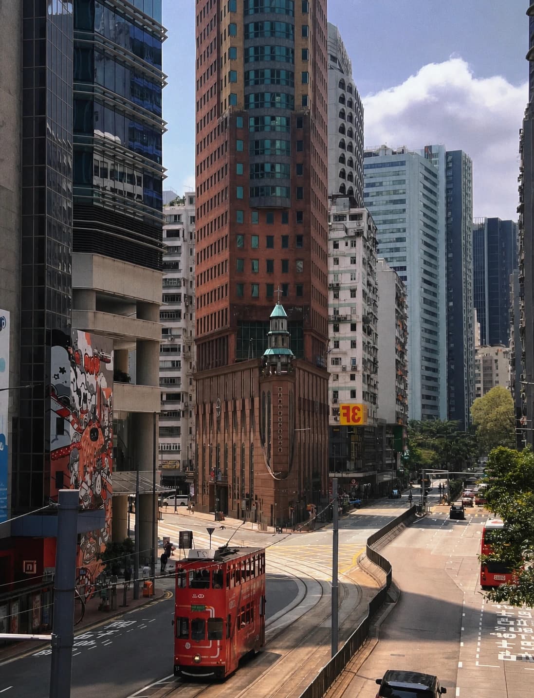 Tranvía de Wan Chai y densos muros de calle que ilustran la capa moderna de transporte del distrito
