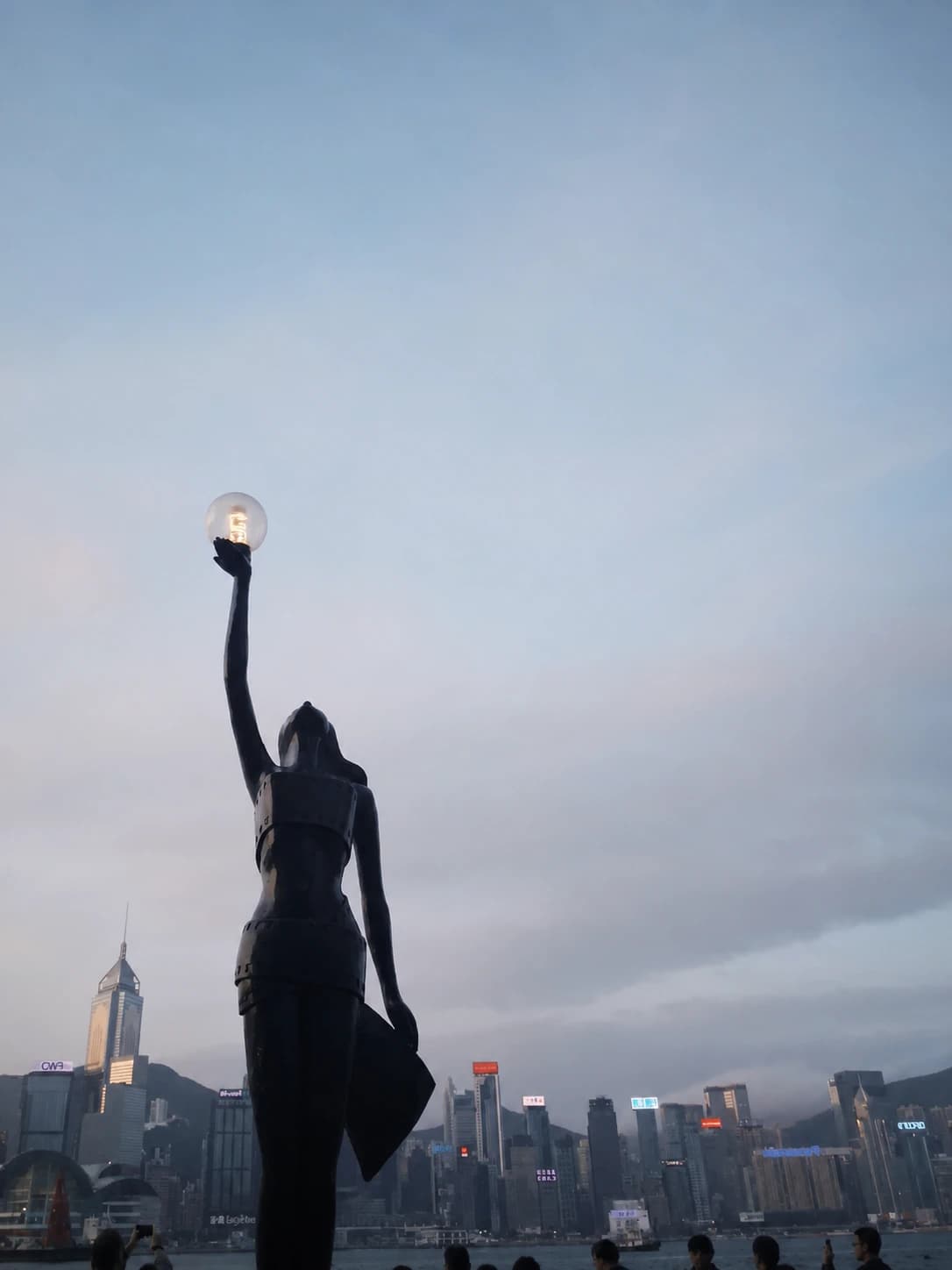 Estatua de los Hong Kong Film Awards con vistas a Victoria Harbour en la Avenue of Stars