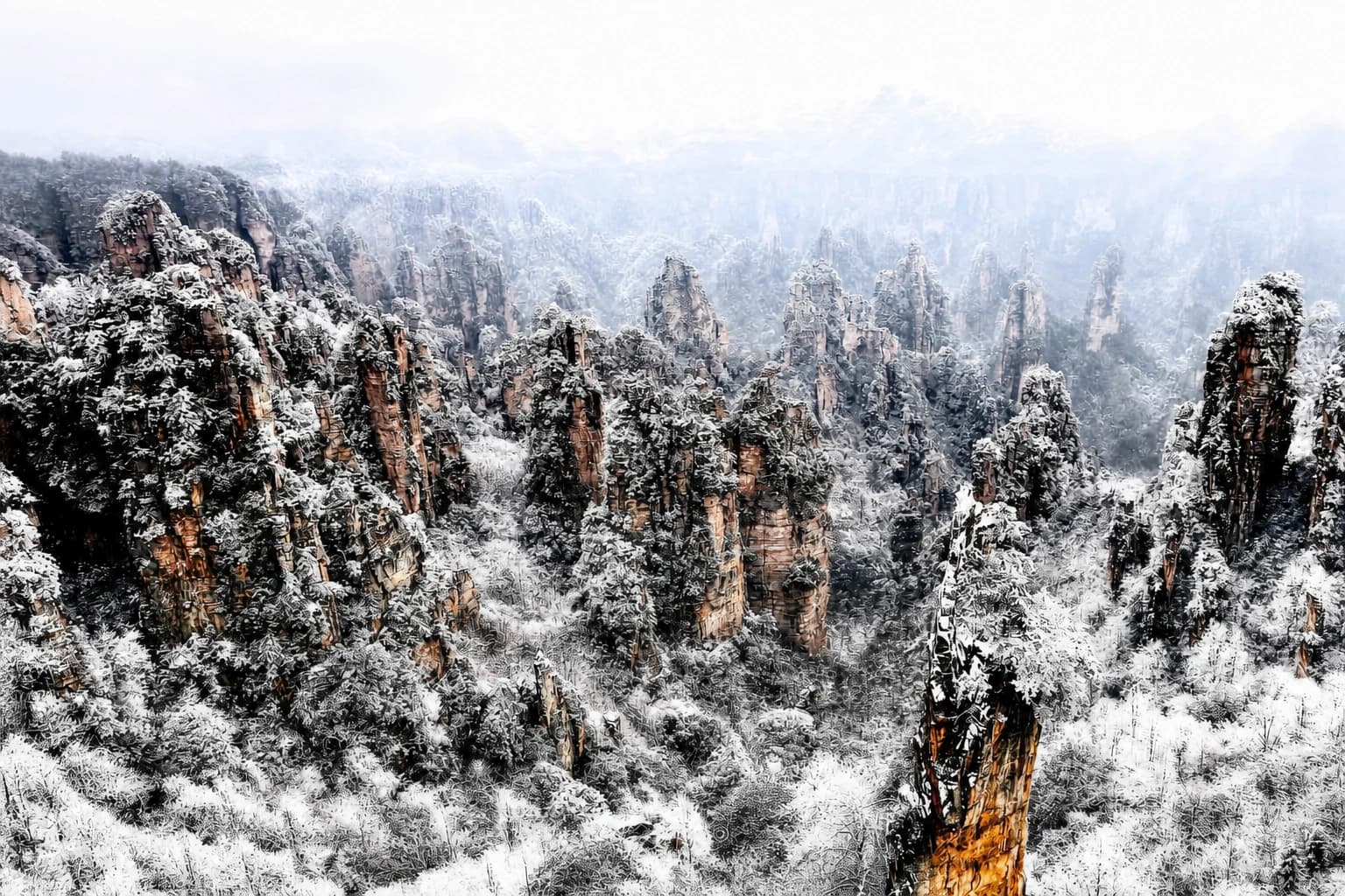 Montañas cubiertas de nieve en Yuanjiajie durante el invierno