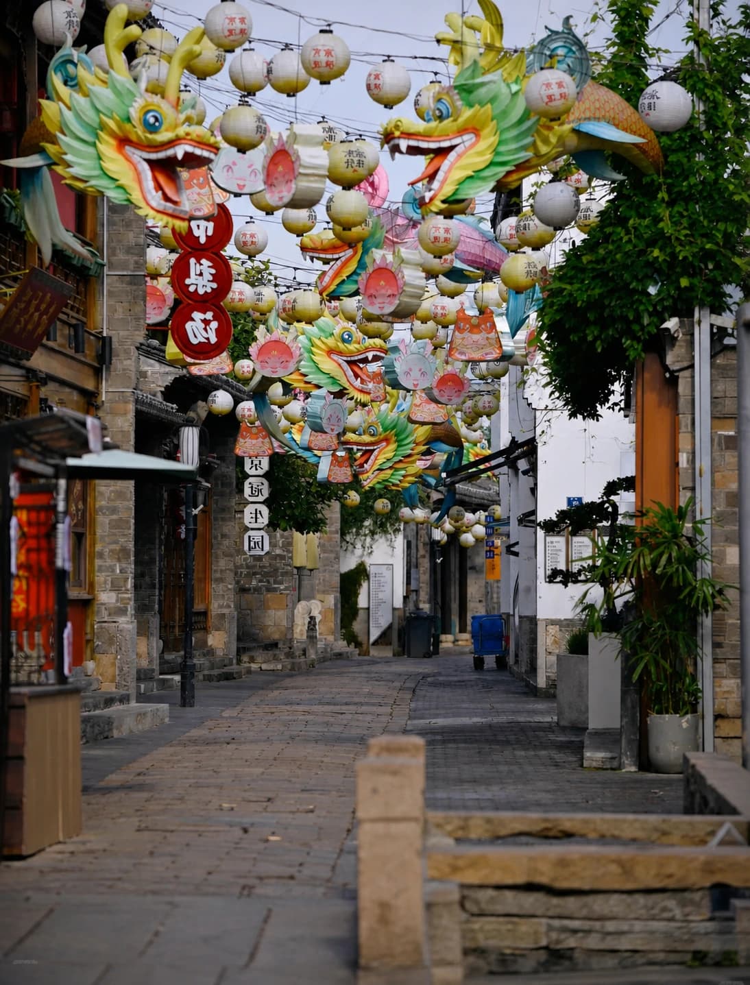 Decoraciones festivas y faroles tradicionales en Laomendong